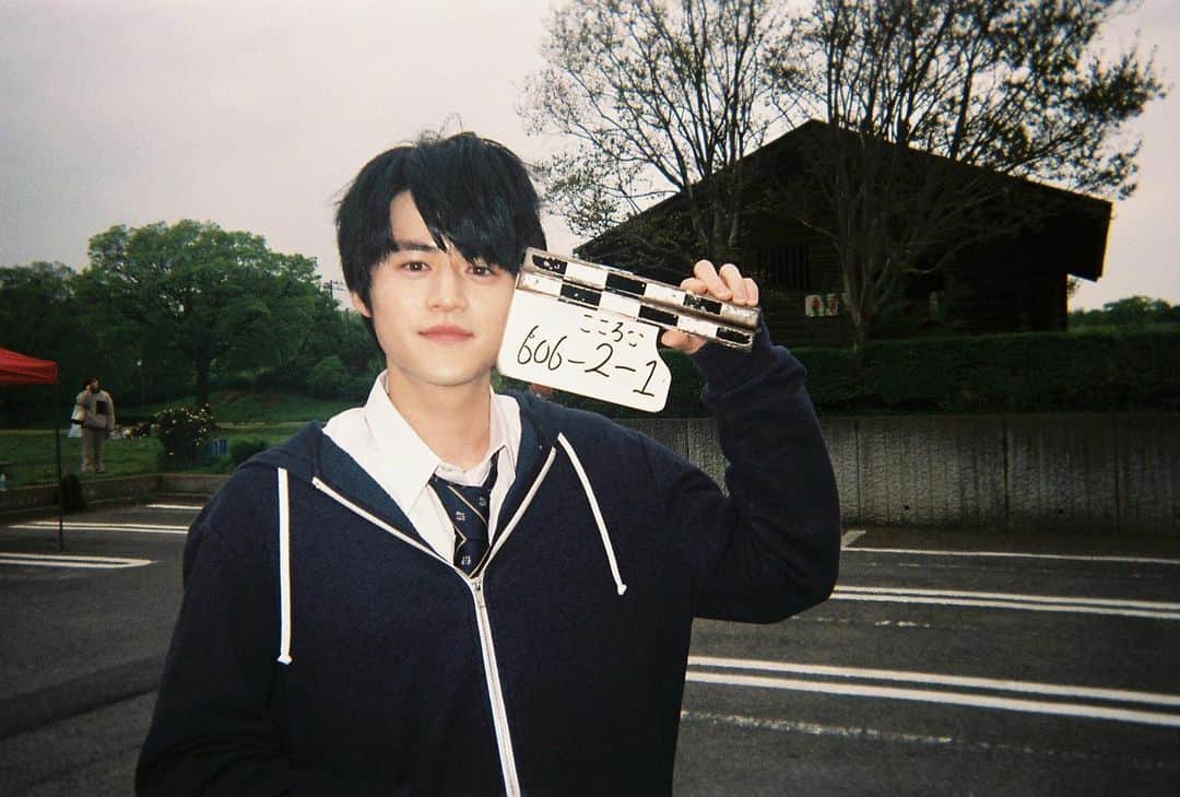 のインスタグラム：「🍭 #スイモラ オフショット 📸  気分は監督？🎬  カチンコをよく見ると…☺️  Photo by 頃安監督📷  ／ 🍭#スイートモラトリアム 🍭 第5話をTVerで無料配信中!!📢✨ #Paravi #UNEXT で第6話先行配信中📡 ＼  #パーカーが似合う男子🫶 #鈴鹿央士 #小西桜子 #田辺桃子 #毎週火曜深夜24時58分から放送中!! #tbs #ドラマストリーム #マンガボックス #新ドラマ #ドラマ #TBSドラマ」