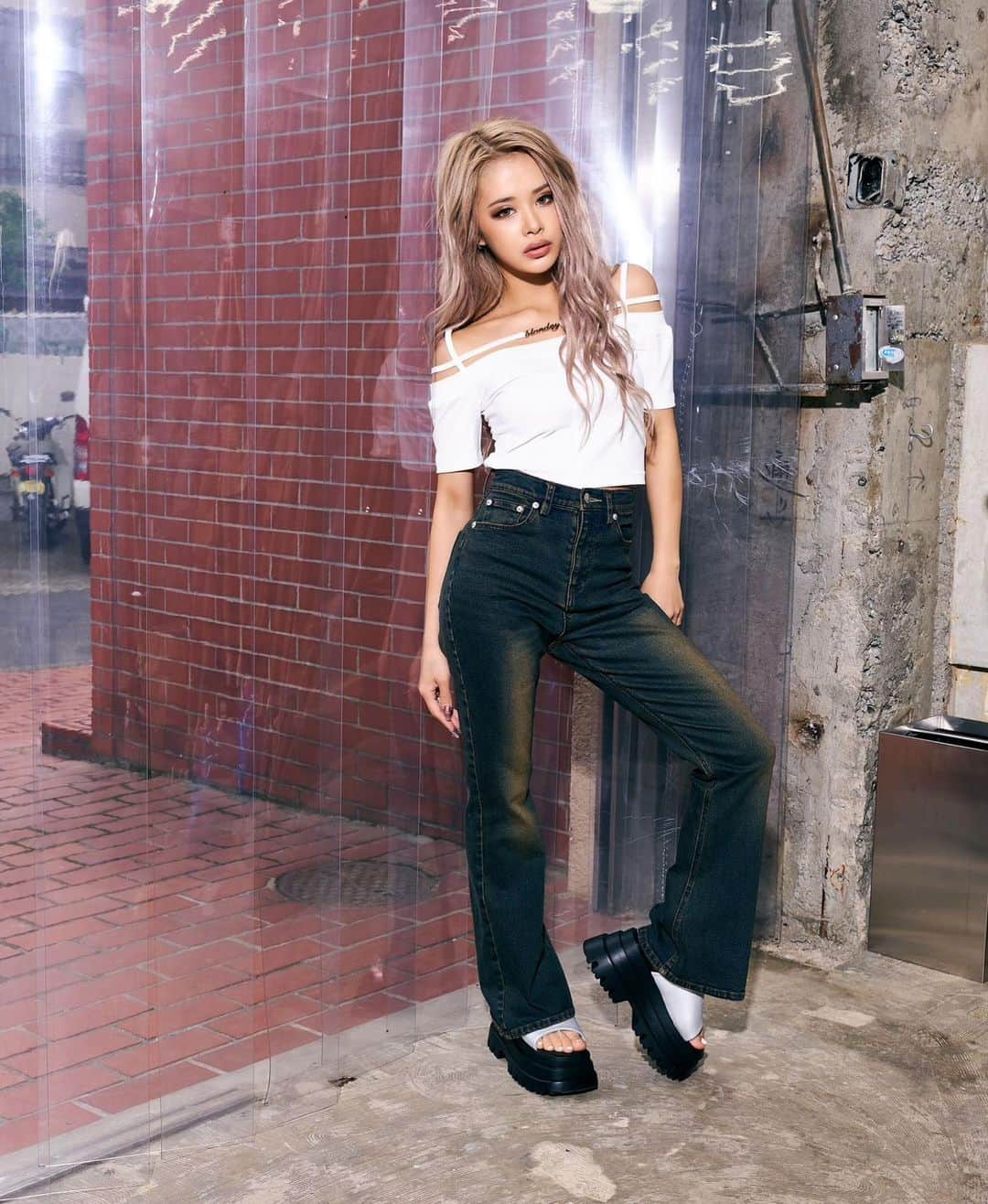 nutsのインスタグラム：「𝗕𝗟𝗢𝗡𝗗𝗘𝗬 × 𝗻𝘂𝘁𝘀 @blondey_official   オフショルトップス ￥4,400  ビンテージライクフレアデニム ￥5,500  Model @katomika1212   Photographer @yutomono9   Hairmake @toyoda_madoka」