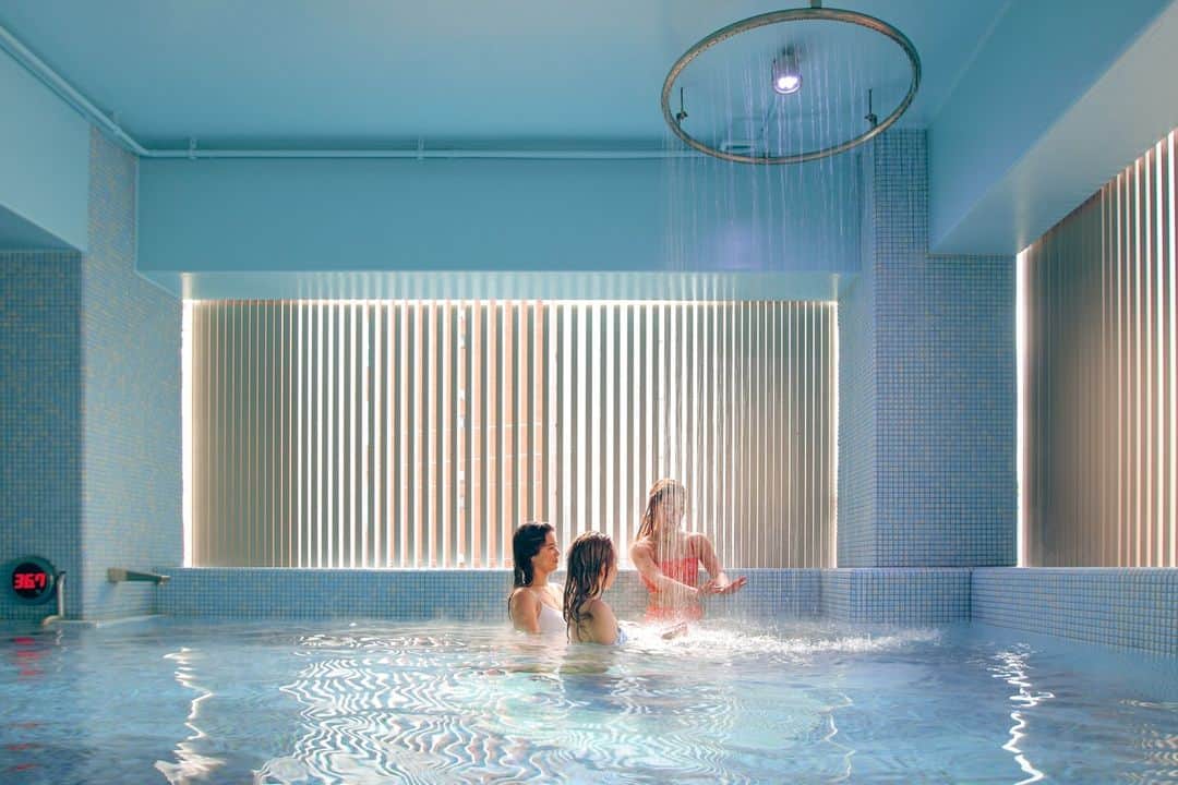 8hotelのインスタグラム：「8water cvaeのプールは28°ほどの程よい温度でどなたでもお楽しみいただけます。 時間毎に流れるウォーターホールの水とカラフルなライト、太陽の光やと照明の演出によって変わる神秘的なスパの雰囲気を是非お試しください。」