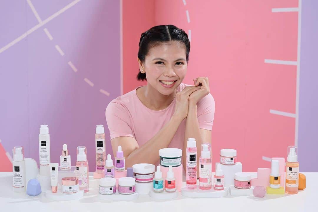 グレイシア・ポリーのインスタグラム：「Ini dia produk-produk yang menemani aku setiap hari. Ketika wajah aku lagi breakout, lagi kusam dan kulit lagi bertekstur, bisa teratasi dengan perawatan kulit wajah dari @scarlett_whitening! 🥰✨」