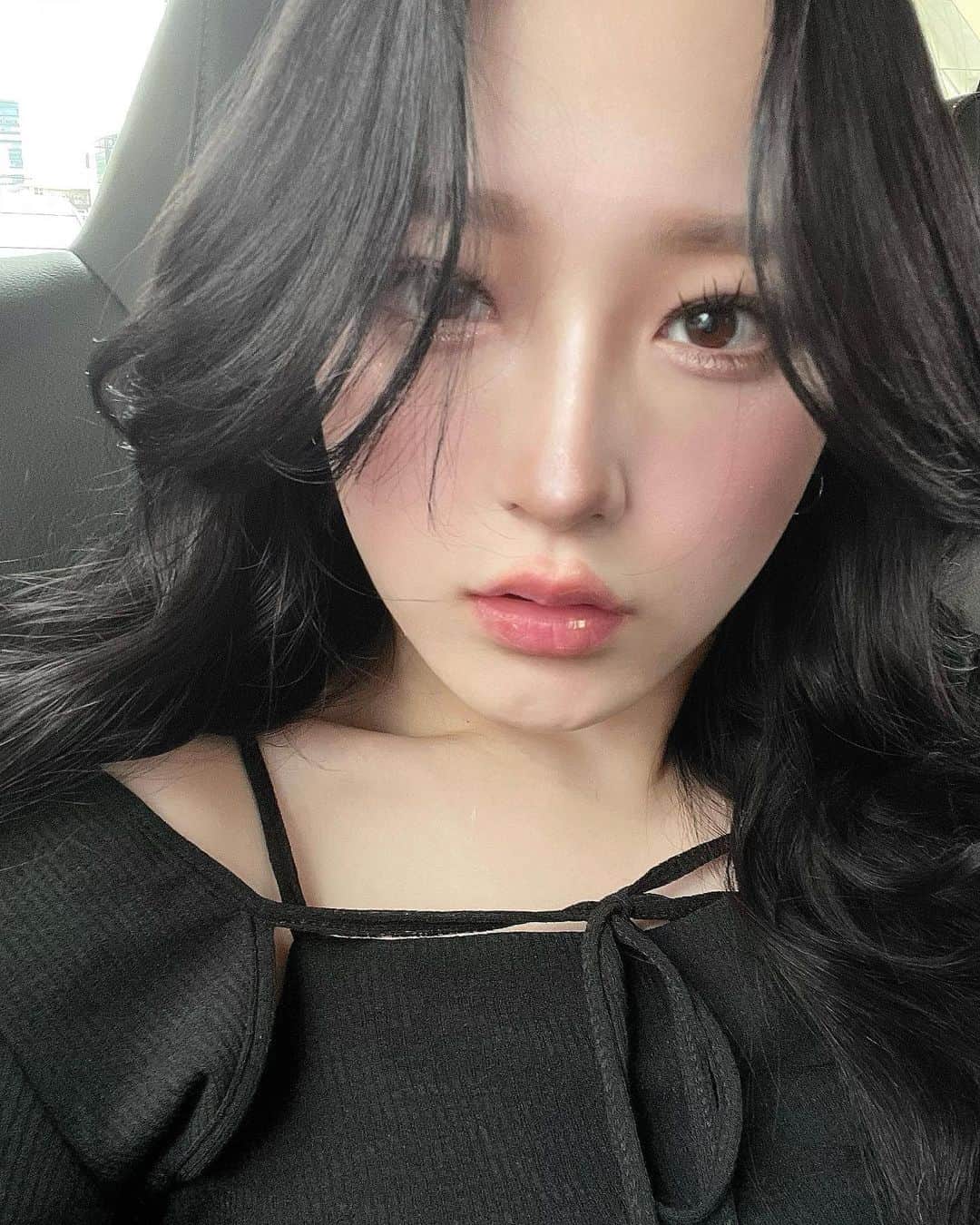 のインスタグラム：「Look at me more.」