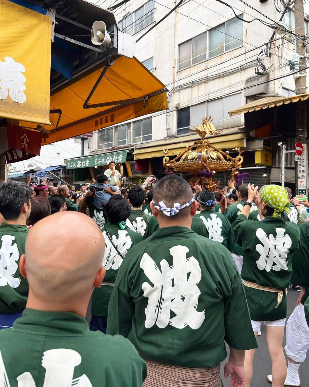 中根麗子さんのインスタグラム写真 - (中根麗子Instagram)「この前、築地のお祭りに行ってきました。 お神輿を担いだり、沢山の出店があって楽しかったね💗  写真を撮る時海斗は、私の後ろにいたのですが、その後、私の後ろでイカ焼きを食べていて、私も、海斗もタレまみれ🤣  お祭りで、りおとかおの大好きなすしざんまいの社長さんに写真を撮ってもらいました💗  みんな緊張して、固まってます。🤣  #お祭り #築地お祭り #15歳 #5歳 #4歳 #双子」6月21日 20時01分 - reiko_nakane