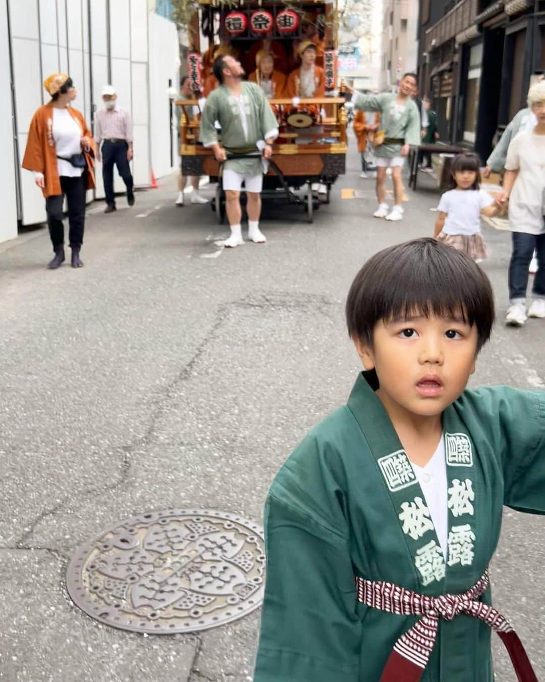 中根麗子さんのインスタグラム写真 - (中根麗子Instagram)「この前、築地のお祭りに行ってきました。 お神輿を担いだり、沢山の出店があって楽しかったね💗  写真を撮る時海斗は、私の後ろにいたのですが、その後、私の後ろでイカ焼きを食べていて、私も、海斗もタレまみれ🤣  お祭りで、りおとかおの大好きなすしざんまいの社長さんに写真を撮ってもらいました💗  みんな緊張して、固まってます。🤣  #お祭り #築地お祭り #15歳 #5歳 #4歳 #双子」6月21日 20時01分 - reiko_nakane