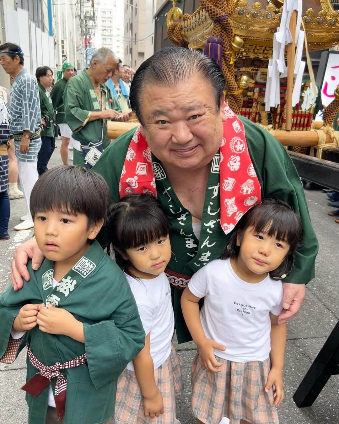 中根麗子さんのインスタグラム写真 - (中根麗子Instagram)「この前、築地のお祭りに行ってきました。 お神輿を担いだり、沢山の出店があって楽しかったね💗  写真を撮る時海斗は、私の後ろにいたのですが、その後、私の後ろでイカ焼きを食べていて、私も、海斗もタレまみれ🤣  お祭りで、りおとかおの大好きなすしざんまいの社長さんに写真を撮ってもらいました💗  みんな緊張して、固まってます。🤣  #お祭り #築地お祭り #15歳 #5歳 #4歳 #双子」6月21日 20時01分 - reiko_nakane