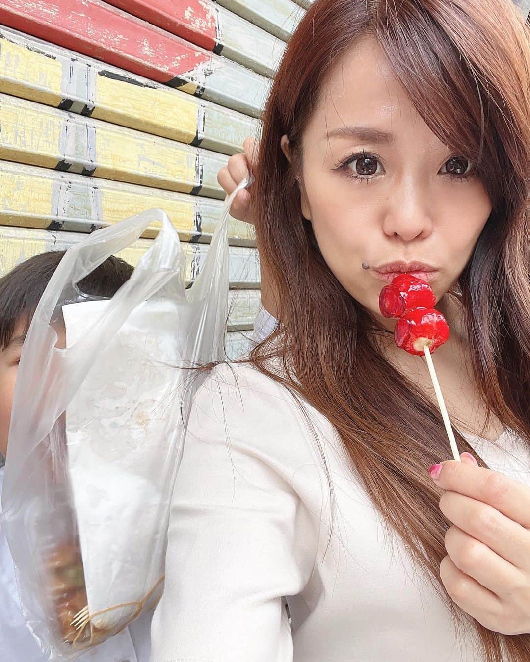 中根麗子のインスタグラム：「この前、築地のお祭りに行ってきました。 お神輿を担いだり、沢山の出店があって楽しかったね💗  写真を撮る時海斗は、私の後ろにいたのですが、その後、私の後ろでイカ焼きを食べていて、私も、海斗もタレまみれ🤣  お祭りで、りおとかおの大好きなすしざんまいの社長さんに写真を撮ってもらいました💗  みんな緊張して、固まってます。🤣  #お祭り #築地お祭り #15歳 #5歳 #4歳 #双子」