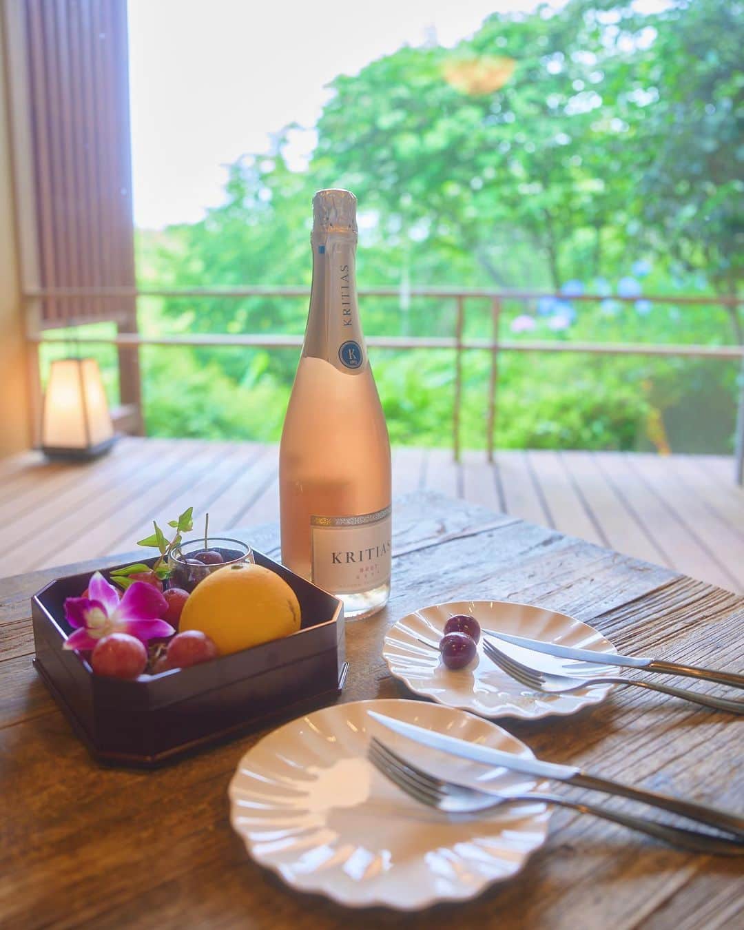 早川実季のインスタグラム：「百楽荘の泊まったお部屋には、シャンパンもフルーツもありました🍒🍾自然に囲まれたベランダでいただけます🌿  お部屋についてた半露天風呂も気持ちよくて2回も入った♨️ 洞窟風呂や貸切風呂もすごくよかったので1泊の間になんと6回も入りました🦭🛁笑  あと選べる色浴衣もどの柄も可愛くて迷っちゃったし、作り帯まであって嬉しかったです🎀  プレミアムラウンジでは時間ごとに異なるドリンクや軽食、おつまみやスイーツもあったし朝ごはんも美味しくて、食事面も大大満足でした🪄🍽️ (常においしいものに囲まれてていつい食べすぎちゃった)  本当にとっても素敵なお宿で、皆様おすすめです♡ 私もまた泊まりに行けるように頑張ろう…❤️‍🔥🐈  PR @noto_100rakusou #石川観光 #石川旅行 #温泉旅館 #石川旅館 #能登九十九湾百楽荘 #九十九湾 #能登 #能登町 #温泉女子 #浴衣」