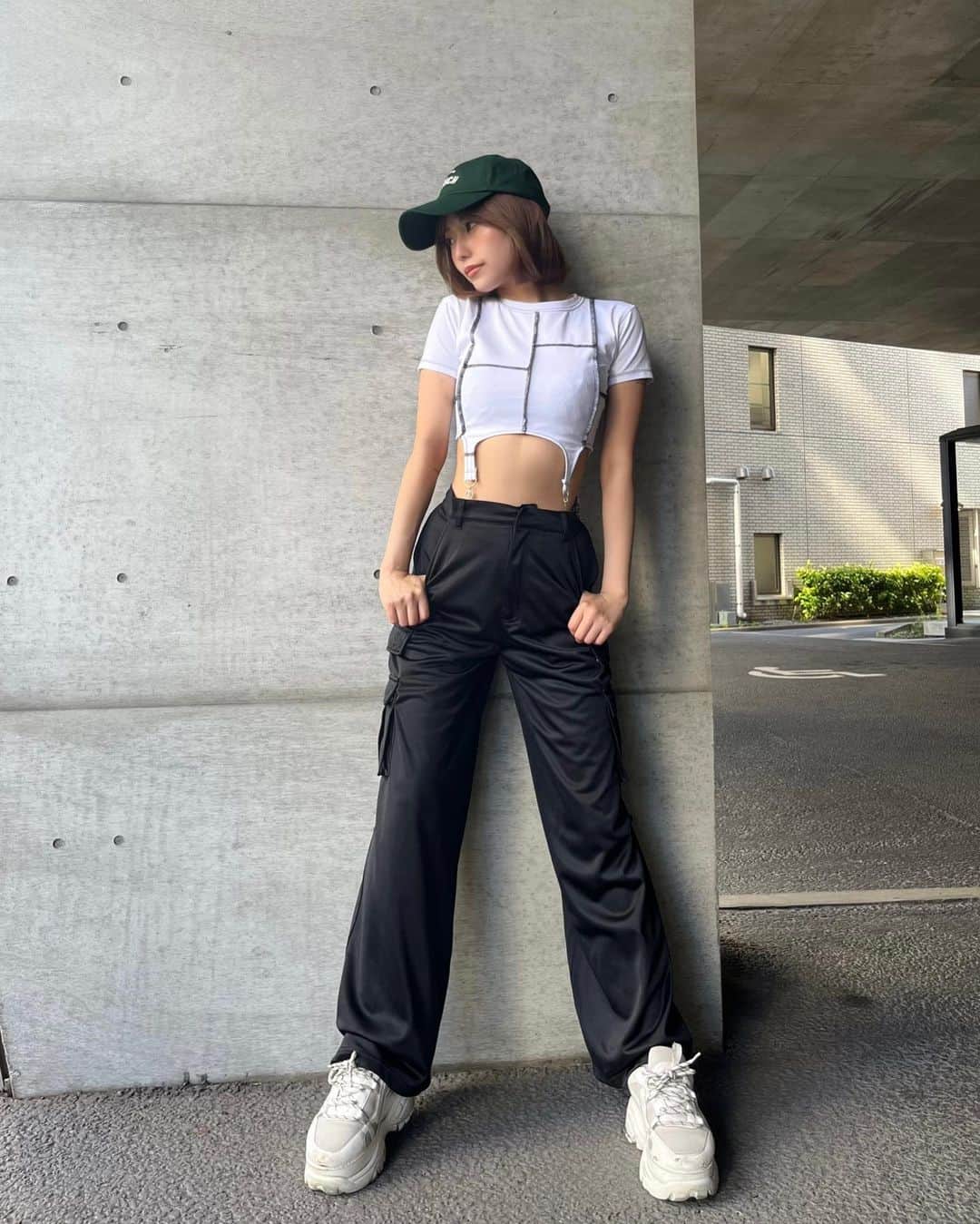 倉田夏希のインスタグラム：「♡  今日発売のお気に入りシリーズ🏀❤️  最近もっぱらカジュアルテイストなお洋服が好きだから あげ⤴︎なアイテムばかりで もう何買おう！！！ってなってる🥺❤️  Tシャツもパンツもキャップもドツボすぎる🫶🏻  ちなみにキャップは一足お先に リアルバイでございます💕  オブリークロゴのスウェットパンツ買ったばかりなんだけど こういうゆるっとパンツも欲しいよねえ🫠💓  毎週かわいいアイテムばっかりで困っちゃうワ🤤 (ちなみにエクステとりました)  #Darich #ダーリッチ #コーディネート #大人ガーリー  #骨格ナチュラル #イエベ秋 #コーディネート #coordinate #骨格ナチュラルコーデ  #fashion #ootd #outfit」