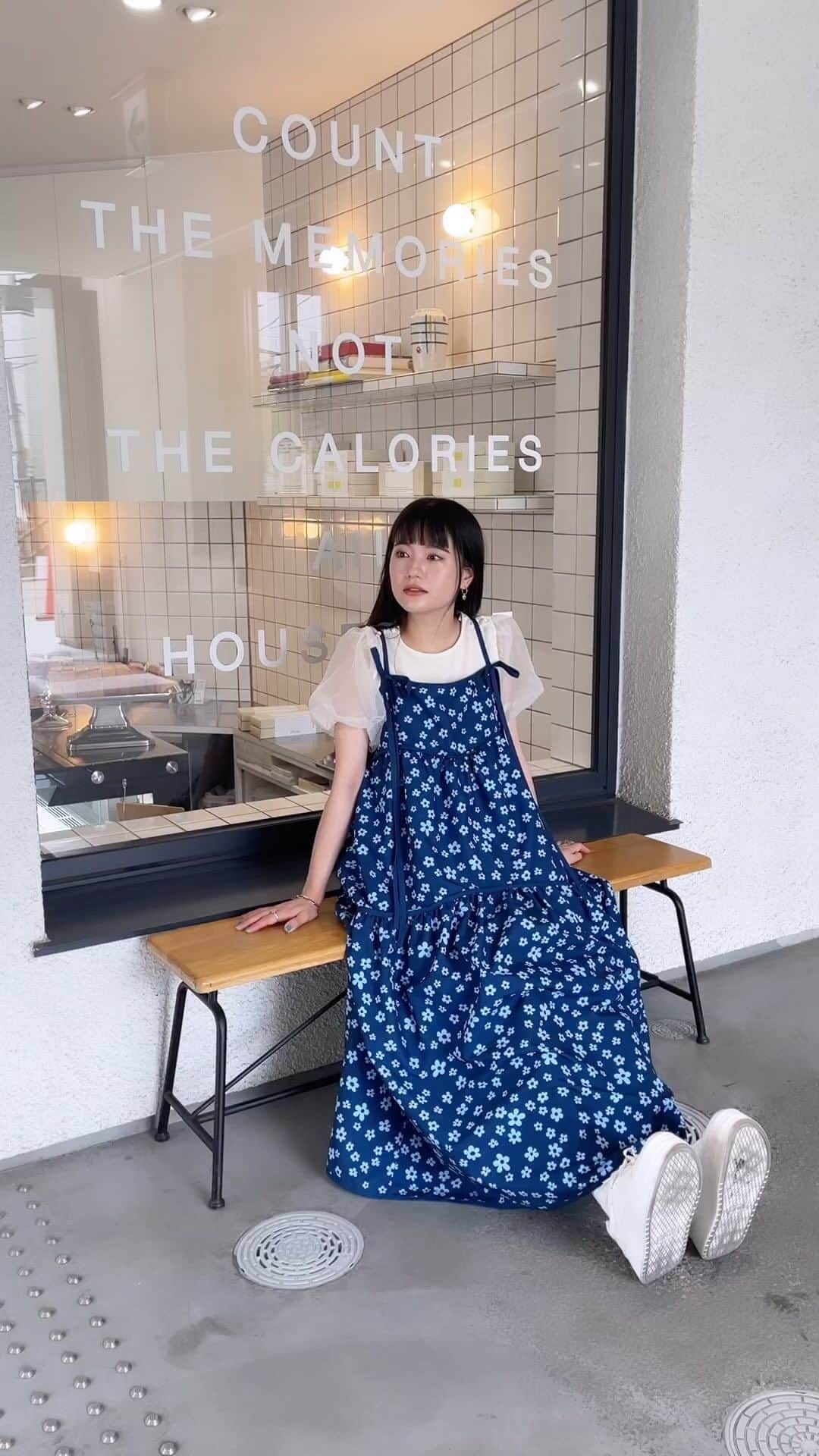 みこのインスタグラム：「GFC TRAVEL DRESSただいまより発売開始！🛩️💎🤍  ボリューミーに広がる理想のシルエットをつくりました✊  裾部分にパイピングを入れることによって、張りのあるふくらみを実現してます！  スカートがふわっと膨らむとテンションあがるのは私だけじゃないはず、、、  ルンルンといろんな場所へ出掛けてもらえますように。✶」