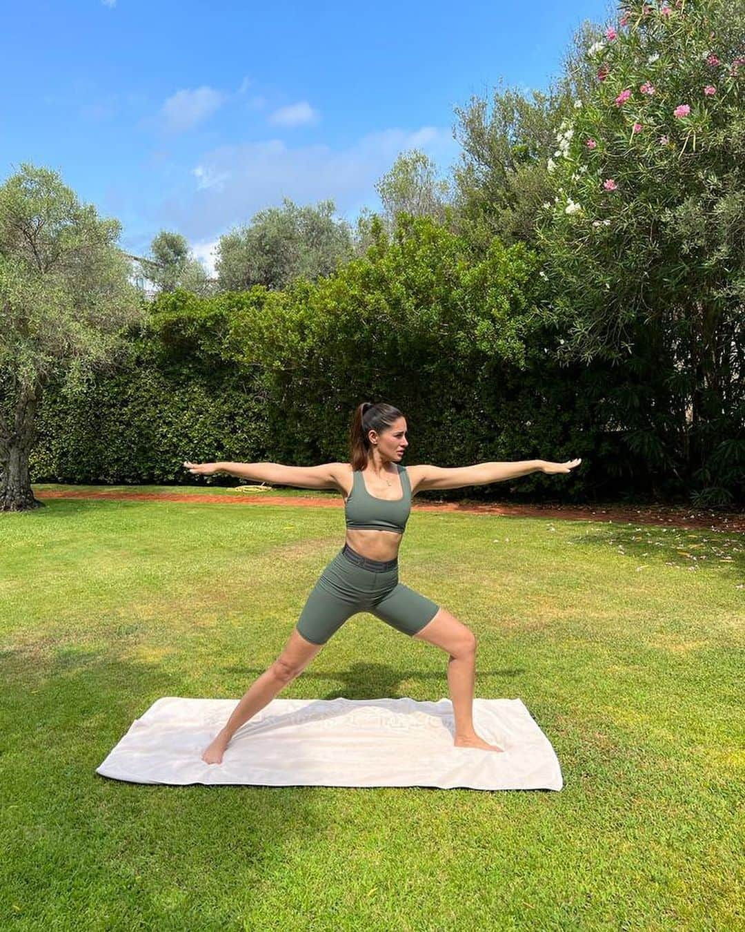 Nargis Fakhri のインスタグラム：「Happy international yoga day! 🧘🏻‍♀️  Good for the mind body & soul.」