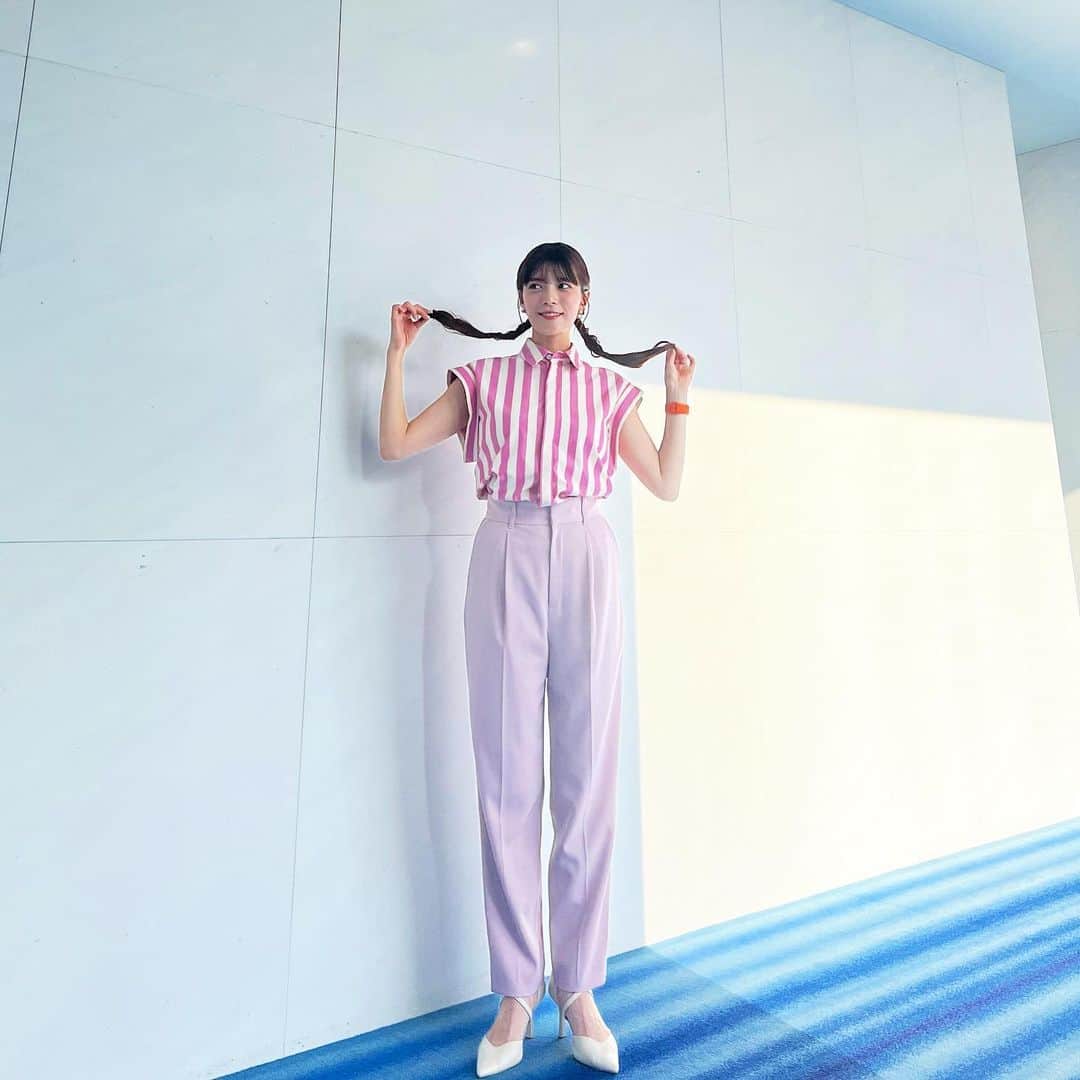 のインスタグラム：「🩷💜 ピンクとむらさき。 昔から好きな色合いです。 衣装の雰囲気に合わせて、 ヘアメイクさんがおさげにしてくれました🤭 ただ三つ編みしただけだと子供っぽいけど このアレンジなら大人でもチャレンジできる！」
