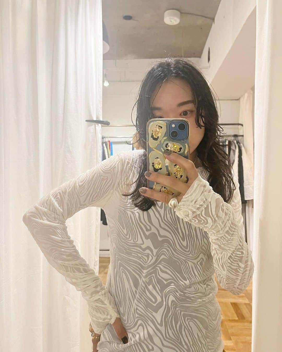 野村仁美のインスタグラム：「Sample Check🛸  週に一度のデザインミーティングDay  みんなで届いたサンプルを着て、一喜一憂したり、修正したり、カラバリや デザインについて意見出し合ったり✨  1着1着愛を込めて作っています🫶 優秀なスタッフみんなに囲まれて幸せ者です。  秋冬も楽しみにしていただきたい🪞」