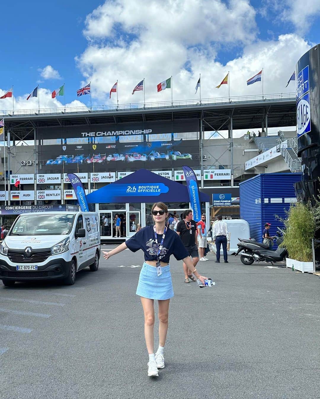 のインスタグラム：「LeMans24h🦋 記念すべき100周年に、初めて観に行くことができてうれしーーー！ 現地の熱量がすごかった。 24時間一丸となって戦い抜くってものすごいエネルギーだよね。さらには、レースが始まる前からチーム同士の戦いが始まっているから、これまた観客目線としては面白い。」
