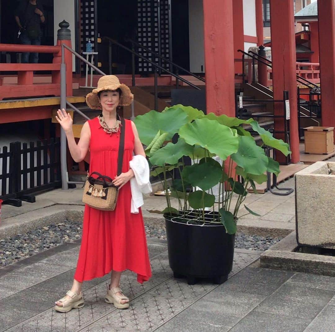 小川知子さんのインスタグラム写真 - (小川知子Instagram)「京都3日目 昨日よりは少し涼しいです。  始めに六波羅蜜寺へ。 「そうだ、京都へ行こう」の今年のキャンペーンでお馴染みの空也上人像が奉られているお寺です。  ここ 最高でした‼️ 行って良かった。 是非是非おいでやす〜。  この上人様立像の前に半日いた外人や泣いていた学生さんもいたとか。 分かります。 圧巻です。  口から出ているのは仏様。 疫病が流行していた当時、お経を唱えながら民たちの病を治癒したとか。 原型のデザインはこの立像を遡ること２００年前の掛け軸だったそうです。 斬新ですよねー。  有名な運慶の四男の作品です。  本物は撮影NGなのでレプリカで撮影です。  また後でー  #六波羅蜜寺 #空也上人立像 #そうだ京都へ行こう2023 #運慶 #小川知子」6月21日 14時41分 - tomoko_ogawa_