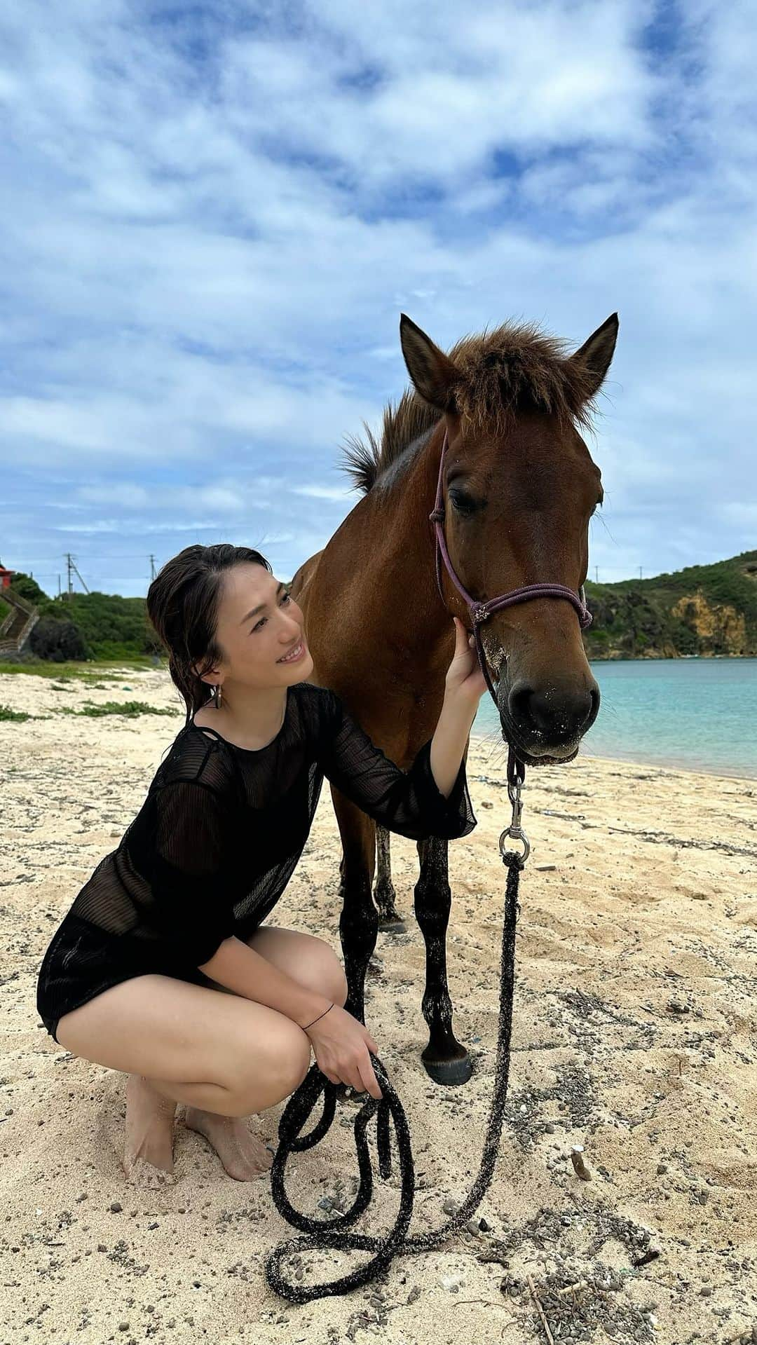 戸崎奈津のインスタグラム：「与那国島〜🏝🐴🤿🐐🌌 Yonaguni Island / Okinawa  日本最西端の島✨ 野生に近い形でたくさんの馬が暮らしています🐎 海も陸も絶景スポットだらけ✨  diving🤿 @marlin_yonaguni_official さんで✨ 光の入る地形が美しすぎた✨ 透明度半端ない！次は、今回行けなかった #海底遺跡 へ..🥹  🐎ヨナグニウマと#海馬遊び  @chimanmahiroba  #ちまんま広場 さん✨  石垣から✈️30分 那覇から✈️1.5時間で行けます👍  宿は素敵な民宿！ 早めに予約することをオススメします✨  #与那国島 #yonaguni #okinawa #沖縄 #ヨナグニウマ #与那国 #ダイビング #乗馬 #沖縄旅行 #旅行 #海　#yonaguniisland #diving #DRコトー診療所 #日本最西端 #旅 #旅行」