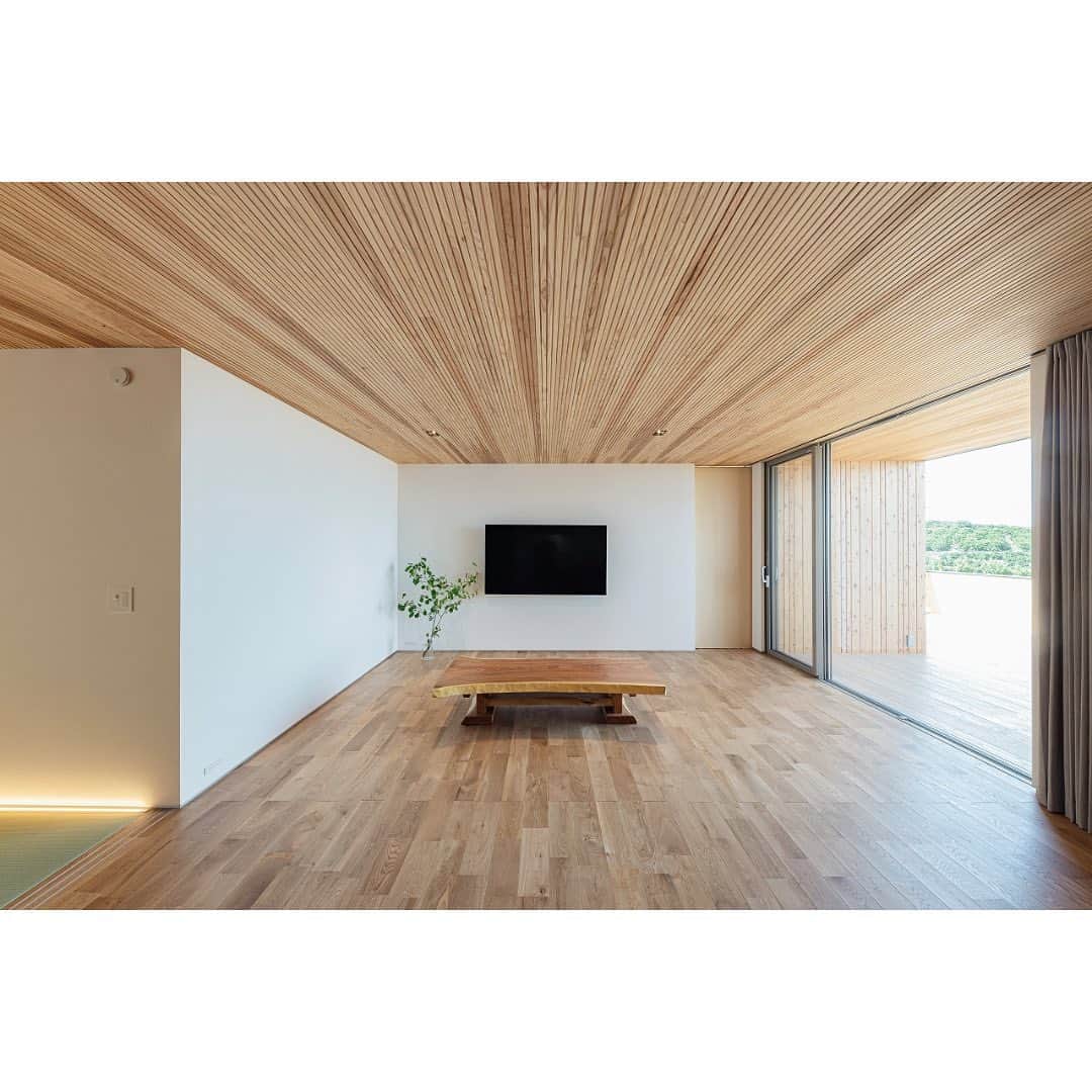 有限会社 稲葉製材住宅のインスタグラム：「【小国杉を利用したスリット天井】 細部まで計算された整いあるリビング。 きれいな仕上がりですがどこかリラックスできます。 自然素材とモダンを掛け合わせた空間です。  床板：オーク 天井：スリット小国杉（特注） 建具：造作（シナ） 巾木：アルミ 家具：私物  ▪️design @zealarchitects.jp  ▪️photo @harukianami   #新築#リビング#モダン#ナチュラル#おしゃれ#かっこいい#自然と繋がった家#木のある暮らし#木の家#自然素材#家づくり#マイホーム計画 #楽しい暮らし#自然と暮らす#暮らし#家#施工事例#注文住宅#戸建て#熊本#玉名#山鹿#工務店#ハウスメーカー#稲葉製材住宅#イナバ#イナバの家#sdgs  〜〜〜〜〜〜〜〜〜〜〜〜〜〜〜〜〜〜  【熊本の暮らしに寄り添った工務店】 熊本県北を中心に新築、リノベーションを手掛ける工務店です。 家を建てることがゴールではなく、家を建てたあとの暮らしにフォーカス。 一人ひとりが楽しい暮らしを送れる家をご提案することが重要だと考えます。 素材にもこだわり、県産材を使用したりと人と自然に配慮した熊本らしい家づくりをご提案します。」
