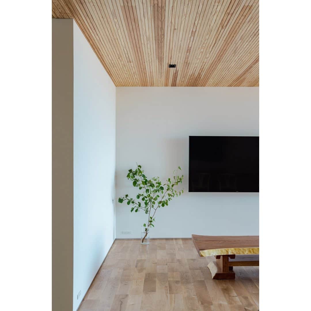 有限会社 稲葉製材住宅さんのインスタグラム写真 - (有限会社 稲葉製材住宅Instagram)「【小国杉を利用したスリット天井】 細部まで計算された整いあるリビング。 きれいな仕上がりですがどこかリラックスできます。 自然素材とモダンを掛け合わせた空間です。  床板：オーク 天井：スリット小国杉（特注） 建具：造作（シナ） 巾木：アルミ 家具：私物  ▪️design @zealarchitects.jp  ▪️photo @harukianami   #新築#リビング#モダン#ナチュラル#おしゃれ#かっこいい#自然と繋がった家#木のある暮らし#木の家#自然素材#家づくり#マイホーム計画 #楽しい暮らし#自然と暮らす#暮らし#家#施工事例#注文住宅#戸建て#熊本#玉名#山鹿#工務店#ハウスメーカー#稲葉製材住宅#イナバ#イナバの家#sdgs  〜〜〜〜〜〜〜〜〜〜〜〜〜〜〜〜〜〜  【熊本の暮らしに寄り添った工務店】 熊本県北を中心に新築、リノベーションを手掛ける工務店です。 家を建てることがゴールではなく、家を建てたあとの暮らしにフォーカス。 一人ひとりが楽しい暮らしを送れる家をご提案することが重要だと考えます。 素材にもこだわり、県産材を使用したりと人と自然に配慮した熊本らしい家づくりをご提案します。」6月21日 14時48分 - inaba_home