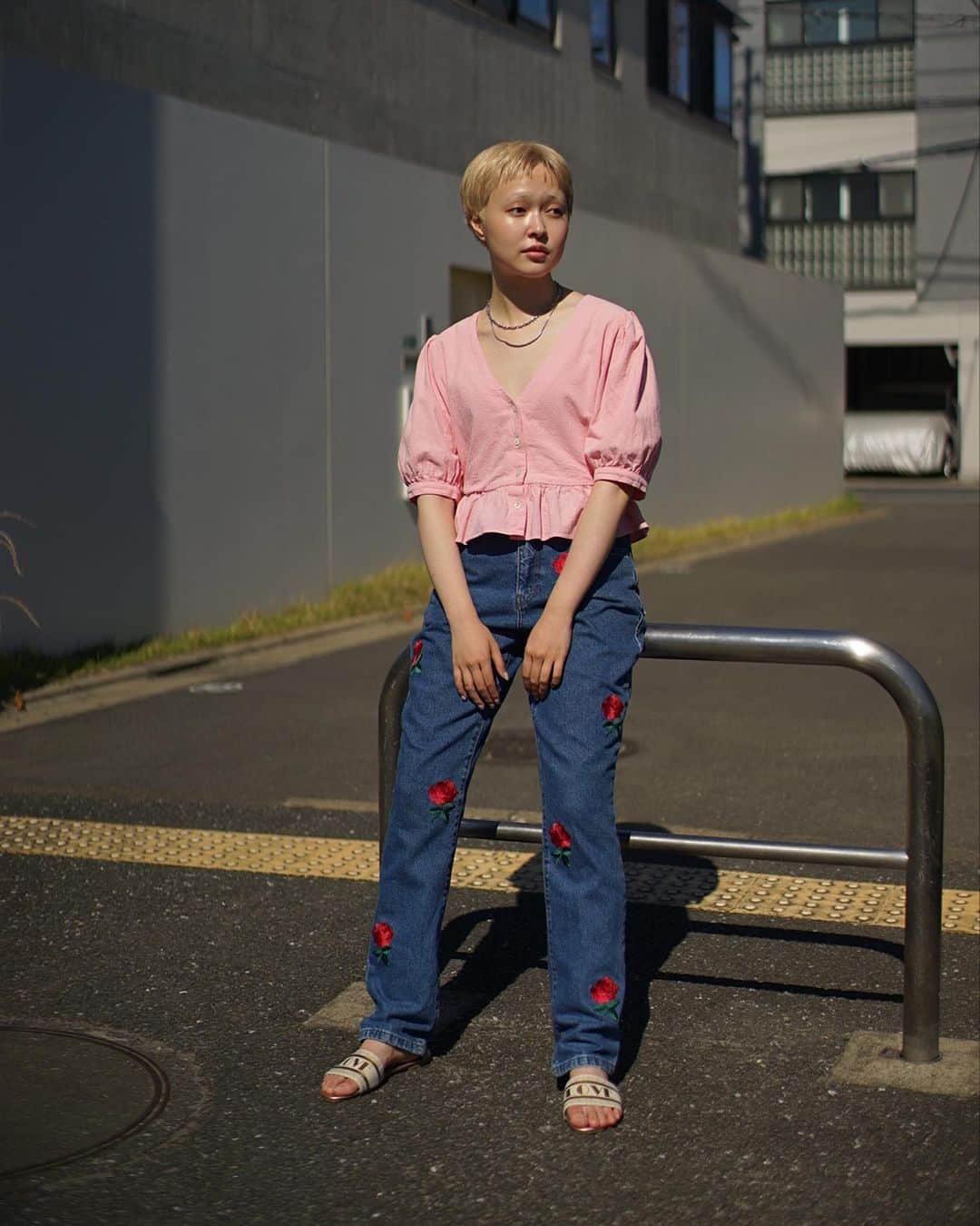 PUNK CAKEのインスタグラム：「🖤 NEW ARRIVAL 🖤 ☑︎ No collar peplum pink blouse ☑︎ Rose embroidery denim pants  Now on sale ➡︎ ONLINE STORE   PUNK CAKE POP-UP  6/25(mon)-7/2(sun) 13:00-20:00   model / @momooka_koyoi」