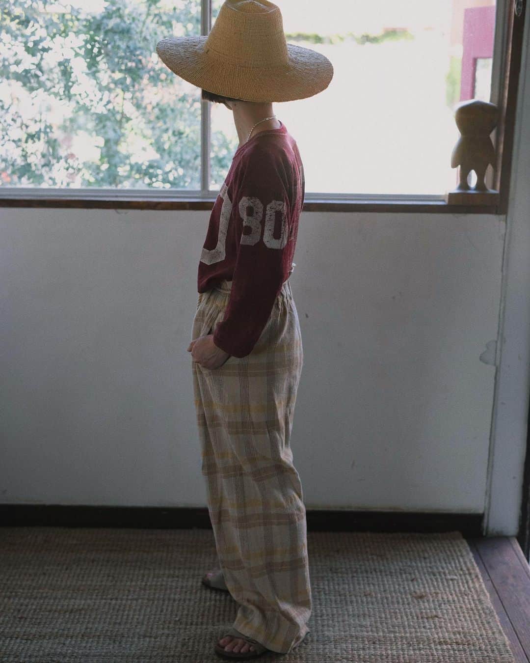 池田泉さんのインスタグラム写真 - (池田泉Instagram)「⁡ ⁡ インド🇮🇳工場のストックから見つけたスラブ生地は カフタンドレス🇹🇷の形にパンツとのセットアップに ブルキナファソ🇧🇫帽子と合わせて ナンバリングTs🇺🇸は @alaya_jp の古着  夏のスタイルはこんなゆったりした ストレスフリーな服で旅したい‥夏休みはどこへ行こう‥ （シワが気にならず、ネパールでも着回しできて大活躍でした◎） ⁡」6月21日 14時56分 - xxizumi123xx