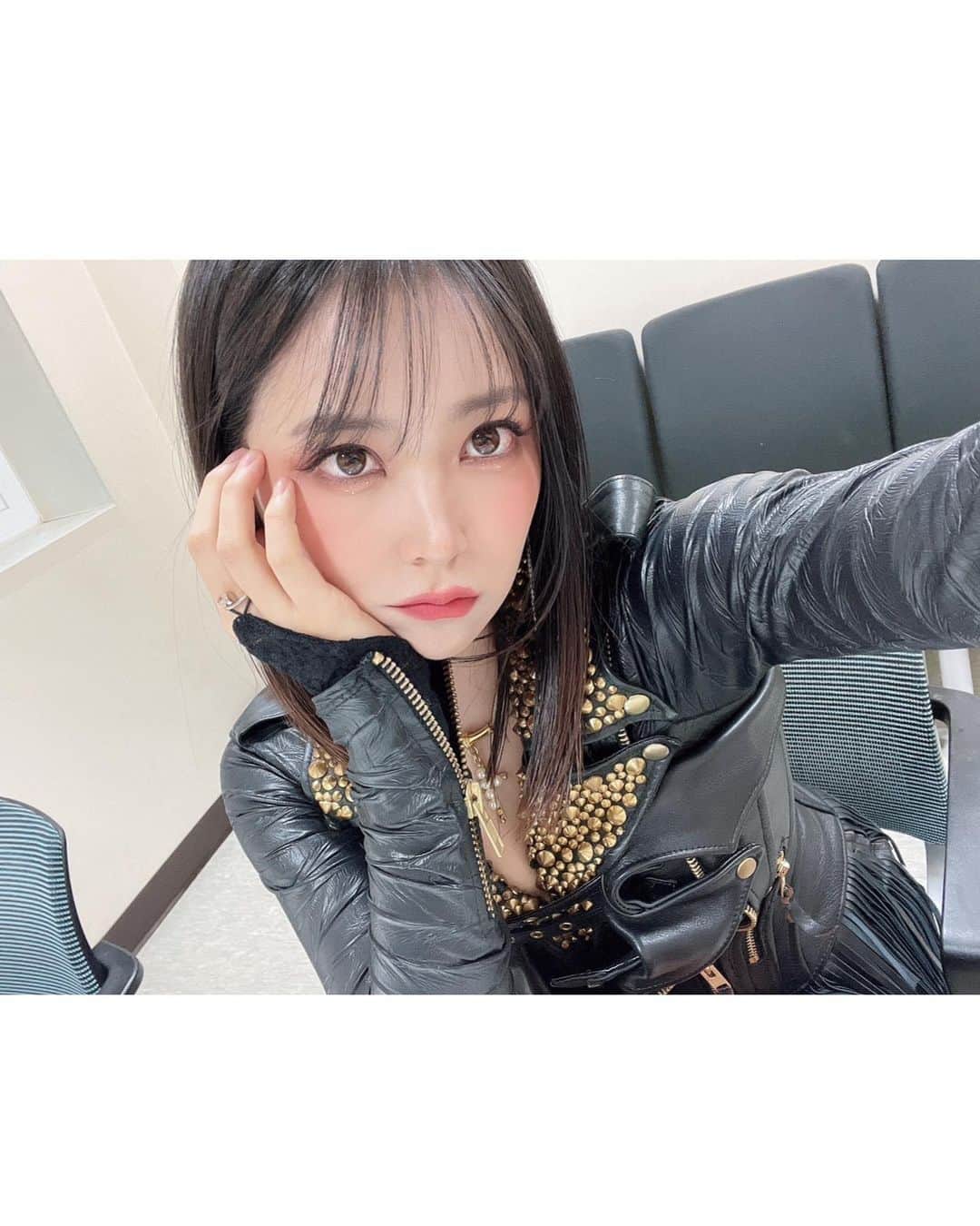 白間美瑠のインスタグラム：「『QUEENDOM PUZZLE』 ２話放送ありがとうございました！ ソロステージでは、”Shine Bright”を披露しました！この曲が今回の挑戦にぴったりだと思い選びました！ゼロからスタート。まだまだ全力で頑張ります！応援よろしくお願いします！  한국에서는 처음으로 솔로무대 'Shine Bright'를 보여드렸는데요. 이 곡은 제가 작사를 하기도 했지만 이번 도전에 딱 맞는 곡이라고 생각해서 선택했습니다. 가사처럼 제로부터 시작해볼게요!  아직 부족하지만 최선을 다해 노력하겠습니다! 응원 많이 해주세요♡ #시로마미루 #shiromamiru」