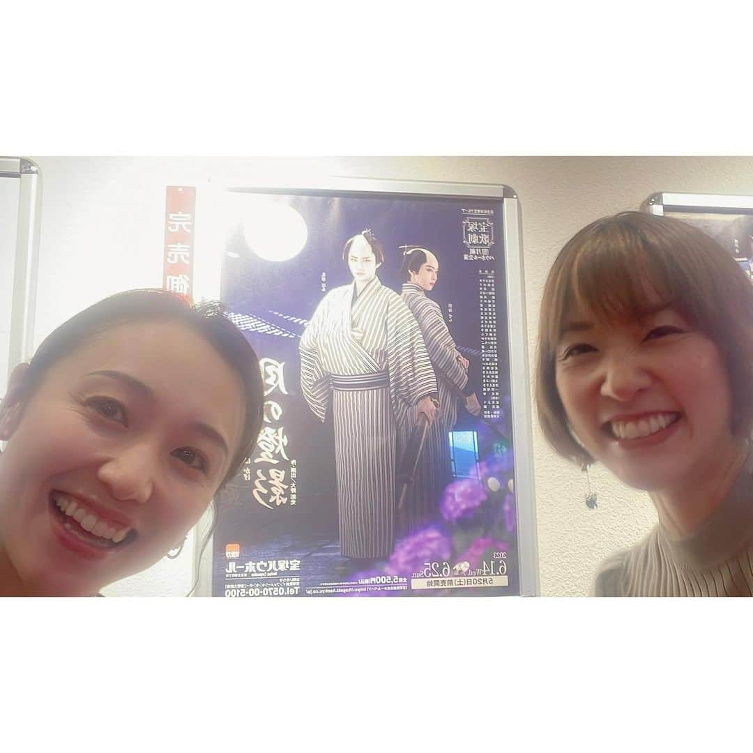 楓ゆきさんのインスタグラム写真 - (楓ゆきInstagram)「⁡ ⁡ 　　先日あちゃ (#清華蘭ちゃん) と   バウ公演「月の燈影」を観てきました✨ 　　卒業したての元気で可愛いあちゃ♡と 　　沢山写真を撮りながら宝塚満喫☺️ 　　憧れの、花のみちベルばらショットも🌹✨ ⁡ 　　日本情緒に溢れた舞台、そして公演メンバー 　　皆様の迸る想いが伝わるお芝居に、こちらま 　　で心揺さぶられて見終わったあとに胸が熱く 　　なっているのを感じました💖 ⁡ 　　やっぱり好きだなぁ、日本物。 　　三味線も久しぶりに弾きたくなりましたっ🥹 　　(音楽学校で三味線専攻でしたの私。☺️⋆˙) ⁡ 　　観劇前には、月組同期のはーちゃんにも会え 　　たんです🥹落ち着く☺️笑　うれしー💖 ⁡ ⁡ ⁡ #宝塚バウ公演#月組#月の燈影 #あちゃこと清華蘭　#active  @ran_kiyoka.acha  #はーちゃんこと晴音アキ @harune_aki  ⁡ ⁡」6月21日 15時12分 - yuki_kaede.tan