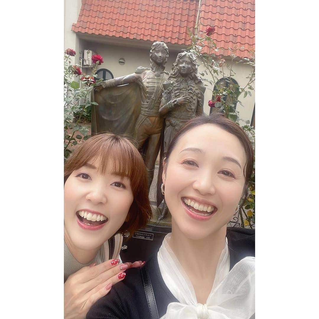 楓ゆきのインスタグラム：「⁡ ⁡ 　　先日あちゃ (#清華蘭ちゃん) と   バウ公演「月の燈影」を観てきました✨ 　　卒業したての元気で可愛いあちゃ♡と 　　沢山写真を撮りながら宝塚満喫☺️ 　　憧れの、花のみちベルばらショットも🌹✨ ⁡ 　　日本情緒に溢れた舞台、そして公演メンバー 　　皆様の迸る想いが伝わるお芝居に、こちらま 　　で心揺さぶられて見終わったあとに胸が熱く 　　なっているのを感じました💖 ⁡ 　　やっぱり好きだなぁ、日本物。 　　三味線も久しぶりに弾きたくなりましたっ🥹 　　(音楽学校で三味線専攻でしたの私。☺️⋆˙) ⁡ 　　観劇前には、月組同期のはーちゃんにも会え 　　たんです🥹落ち着く☺️笑　うれしー💖 ⁡ ⁡ ⁡ #宝塚バウ公演#月組#月の燈影 #あちゃこと清華蘭　#active  @ran_kiyoka.acha  #はーちゃんこと晴音アキ @harune_aki  ⁡ ⁡」