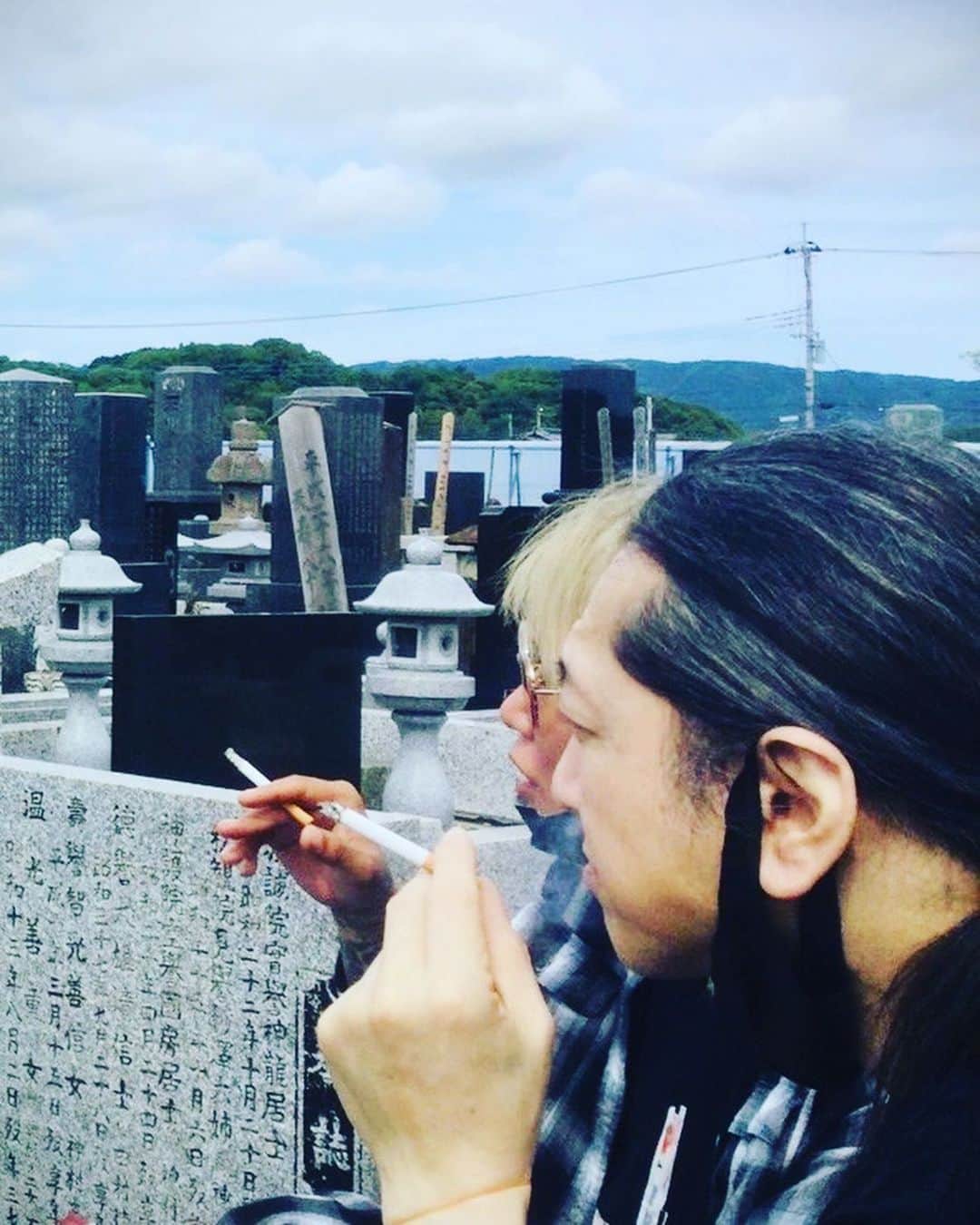 sakura (ドラマー)のインスタグラム：「一服すっぺよ #kami #közi #malicemizerkami #malicemizerközi #malicemizer #sakurazawayasunori #sakura」