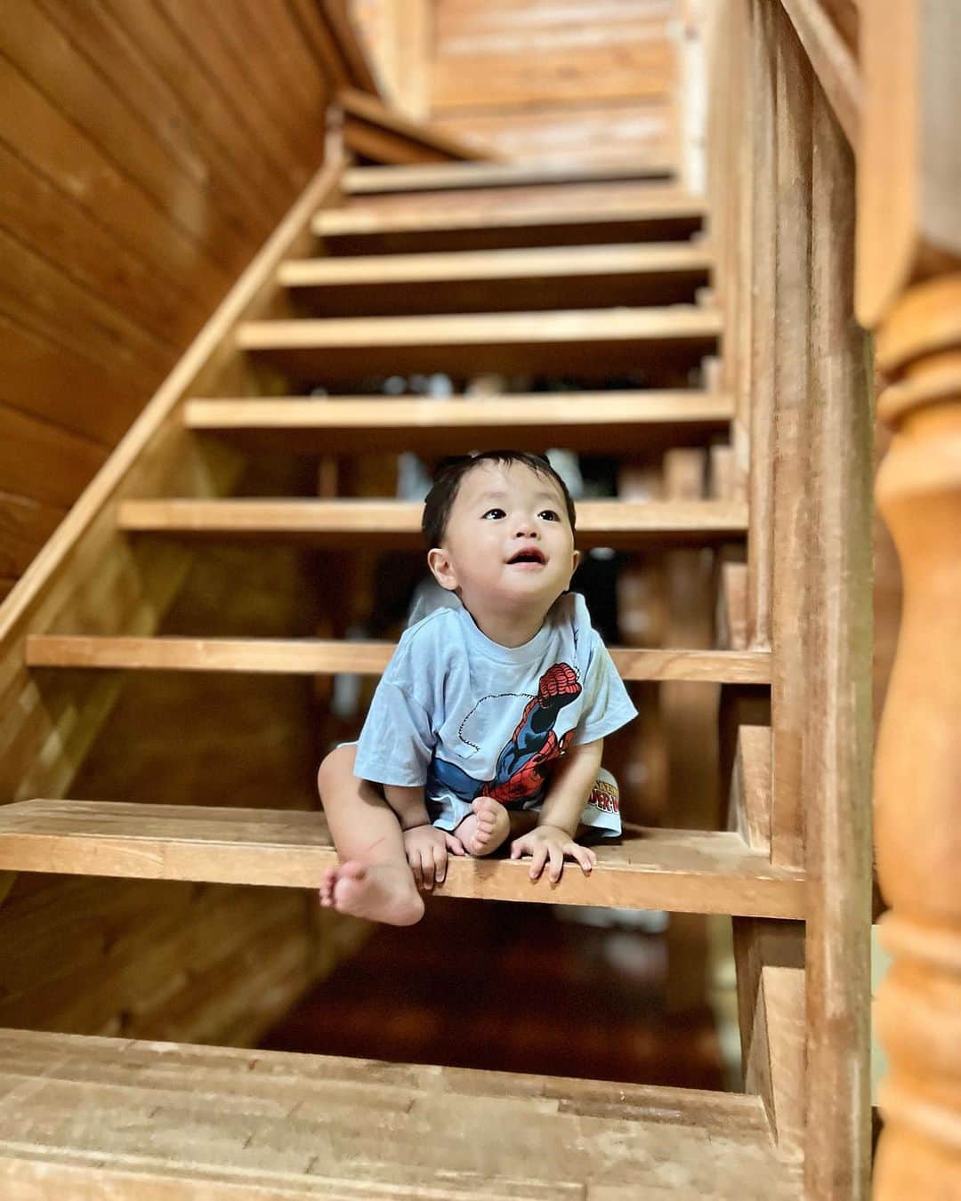 KANANOさんのインスタグラム写真 - (KANANOInstagram)「雨音がとても心地良い。🐸☔️  ウッドデッキから入ると 広くて自由に動き回れるフルフラットな畳のスペースがあって ここの民宿は子連れにも最高すぎる🤍  ロフトへ続く階段、登り降りができるようになっていて息子の成長にびっくり！  遊び疲れて寝た息子を載せておきます👶🏻📷  #屋久島子連れ旅 #四季の宿尾之間 #11ヶ月男の子 #あと3日で1歳」6月21日 15時16分 - kanano_41
