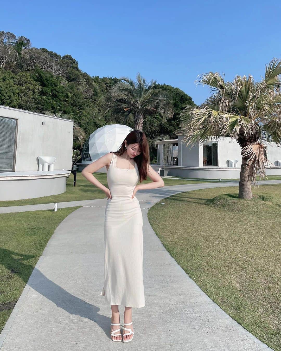 のインスタグラム：「＼fashion👗／ ⁡ 先日ゲットした　@tothesea_hawaii の ワンピースでお出かけ( ⁼̴̶̤̀ω⁼̴̶̤́ )🤍🌴 ⁡ フォロワーさんにストーリーでワンピースこの中で どれにしたでしょう〜？ってアンケート取ったら 私が選んだワンピースみんな高確率で当たっててさすがでした👏😂 ⁡ 背中空きのデザインが可愛いのと、ボディラインが 綺麗に見えるのが嬉しい💓🙈 ⁡ そしてカップ付きやからインナー着なくてOK なところも楽ちんで良いポイントです◎ ⁡ 7月3日(月)まで梅田ESTでポップアップストアも やってるので、まだ今年の水着やリゾートワンピを ゲットしてない方はぜひ行ってみてね〜🌻👙 ⁡ ⁡ 📍大阪市北区角田町3番25号EST JR線「大阪駅」御堂筋口より徒歩約5分 ⏰11:00～21:00 ⁡  #totheseahawaii#ワンピース#リゾート #リゾートコーデ #海#海コーデ #30代コーデ #高身長コーデ#骨格ウェーブ#骨格ナチュラル」