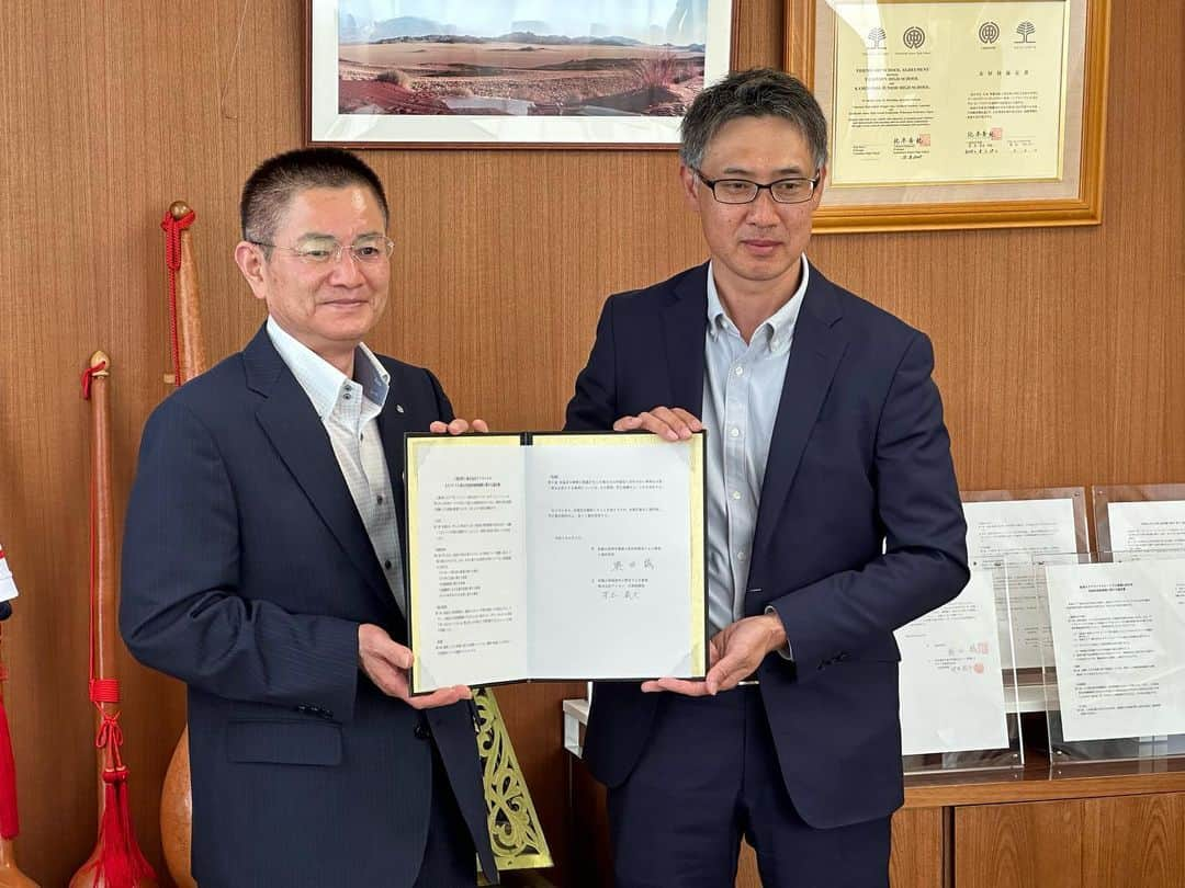 aisenさんのインスタグラム写真 - (aisenInstagram)「弊社、アイセンは、2023年6月5日に和歌山県上富田町様とまちづくりに関わる包括連携協定を締結させて頂きました✨  健康をテーマに町発足時から今も人口が増え続ける町、上富田町様と連携しながら、スポーツ振興・子育て支援・地域振興そして防災に関わる各種事業など、地域を元気に、魅力的にしていくまちづくり活動を進めてまいります😊  上富田町をスタートとし、和歌山という県そのものを活性化し、和歌山に暮らす人々、とりわけ、これからを創っていく子供達が笑顔と活力に満ち溢れた地域、まちづくりに取り組んでいければと思います✨  #アイセン #日用品 #和歌山 #海南市 #上富田町 #包括連携協定 #キッチンスポンジ #スポーツ振興 #子育て支援 #地域振興 #防災 #パートナーシップで目標を達成しよう #sdgs #企業版ふるさと納税 #和歌山の力 #まちづくり #こどもたちの笑顔のために #私たちが出来ること」6月21日 15時26分 - aisen_industrial