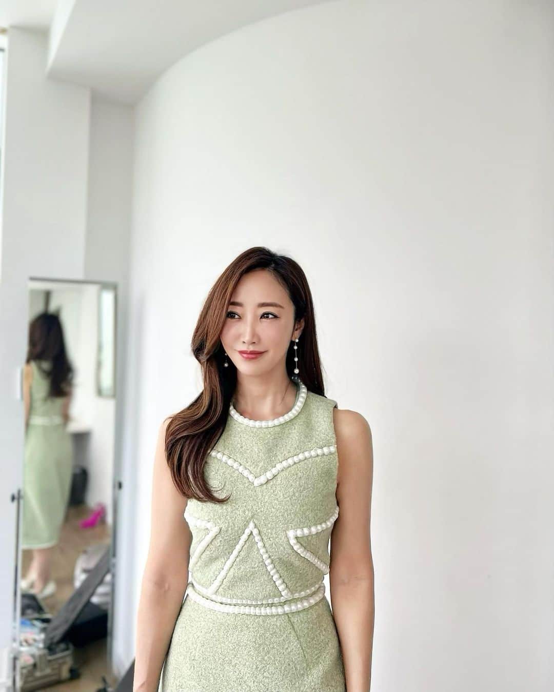 神崎恵のインスタグラム：「・ 今日は久しぶりに全身コンサバ仕上げにしてみました。 ヘアもポイント。 ゆるく曲線を描く巻きと、 分け目付近の根本の立ち上がりとボリューム。 ２枚目は、バネちゃんから教えてもらえた根本立ち上げのコツです☝️ ロールブラシの細さと素材と熱のあて方！ メイクのポイントはアイラインの入れ方などなどいくつかありますが、　@maquia.magazine に載ります💄  🗣️今朝　@wont_podcast 新エピソード配信開始しました。」