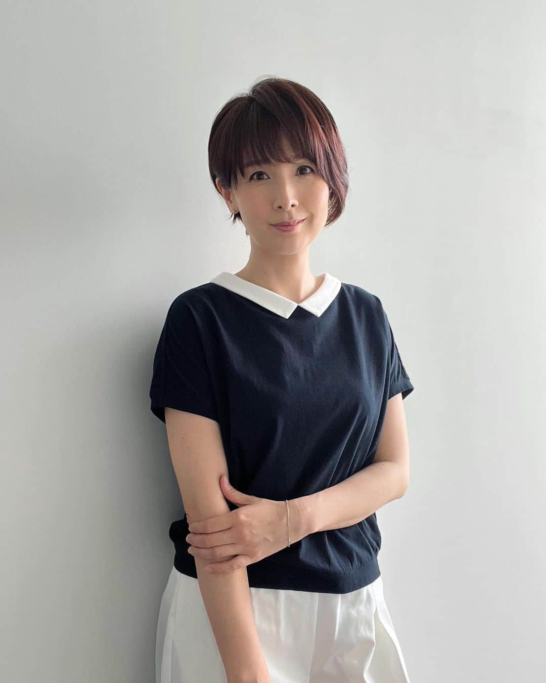 野村真季のインスタグラム：「ANNニュース 着用衣装  1〜4枚目 6/21 午後ニュース 着心地がいいのに白い襟でちゃんと感。  5〜8枚目 6/20 午後ニュース 正面から見るとすっきり顔のシャツワンピース。たっぷりとした生地使いで（6枚目）動くと裾が揺れてリラックスした雰囲気♡  #テレビ朝日 #アナウンサー #アナウンサー衣装 #ootd #40代コーデ #40代ファッション #50代ファッション #大人コーデ #大人ファッション  #野村真季」