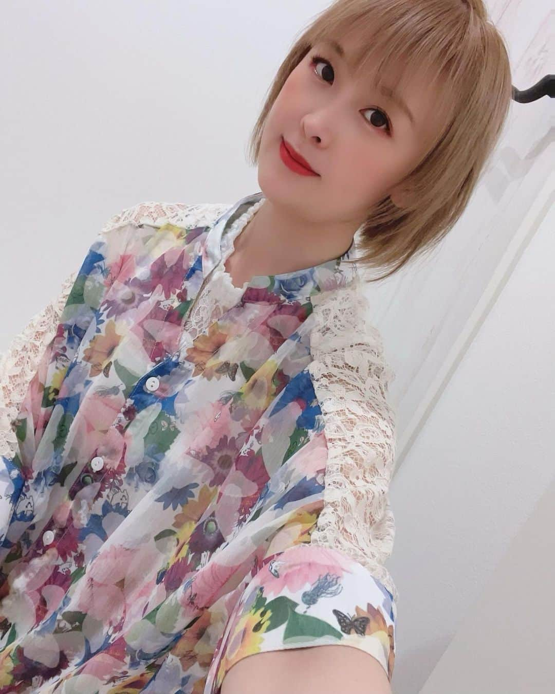 桜咲千依のインスタグラム：「温かくなってきたので薄手のお洋服✨ ようやく着れた～！ このセットアップずっと気になってて早く着たかったんだよなぁ😊 肩のとことスカートのレースが可愛すぎる😍  写真撮ろうとするとあちゃりとほたが絶対入ってきて、最後はほたちゃん私よりカメラ目線だ📸✨   #scolar  #scolar_ootd  #スカラー  #ハデカワ  #着るアート  #スカラーちゃん親衛隊   @scolar_official  @scolar_netshop」