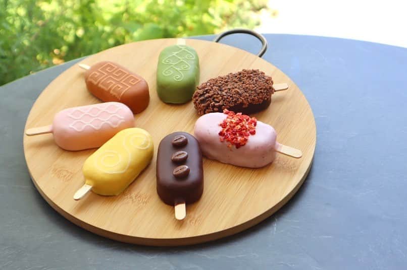 LECT レクトさんのインスタグラム写真 - (LECT レクトInstagram)「POPUP SHOP ・ 岡山の老舗和洋菓子店「福井堂」の新ブランド『COUTURE FUKUIDO TOKYO（クチュール フクイドウ トウキョウ）』のスティックケーキは選んだ色あいの組み合わせによって一つのアートみたいになるんです。もちろんお味も美味しいです！ また、28日まではクマがひょっこり顔を覗かせる「シレトコドーナツ」も販売しております！ こちらはお子さまに人気だそうです。 ・ 日時:-7/11(火) 10:00-19:00 場所:1Fフードコート特設会場 ・ #lect #レクト #クチュールフクイドウトウキョウ #シレトコドーナツ #広島手土産 ＃期間限定 #お土産#お土産スイーツ #おうち時間 #広島グルメ #広島スイーツ #ショッピングモール #広島市 ＃広島」6月21日 15時32分 - lect_hiroshima