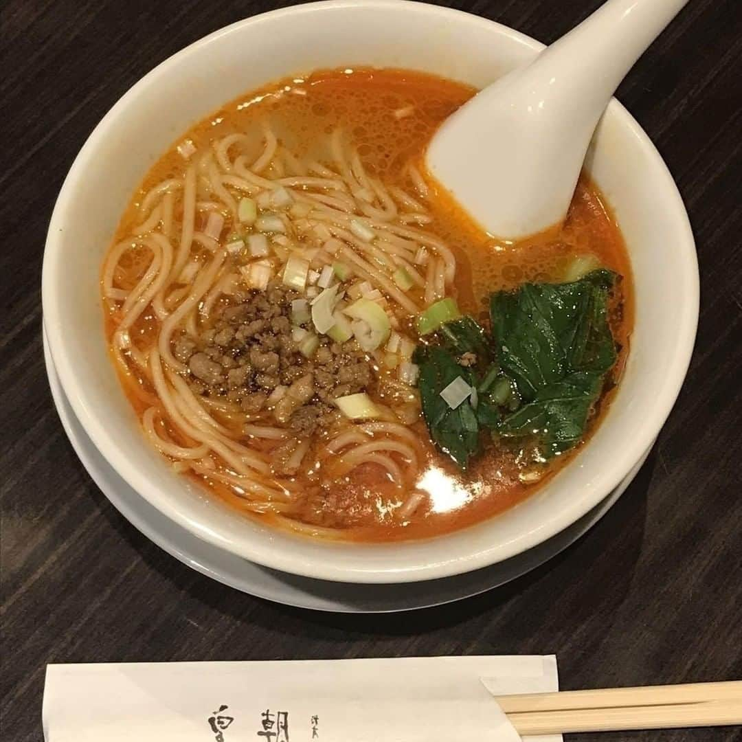 横浜中華街　皇朝のインスタグラム：「皇朝レストランのメニュー紹介💁 【担々麺】  コクのあるスープに香ばしい肉味噌が乗った安定の人気メニュー🍜  お席のご予約はこちらから👇https://r.gnavi.co.jp/e592800/   #横浜中華街 #食べ放題 #横浜中華街グルメ #皇朝レストラン #allyoucaneat #自助餐 #担々麺 #担担面 #担担麺 #夏至吃麺 #夏至吃面 #夏至 #二十四節気 #二十四节气」