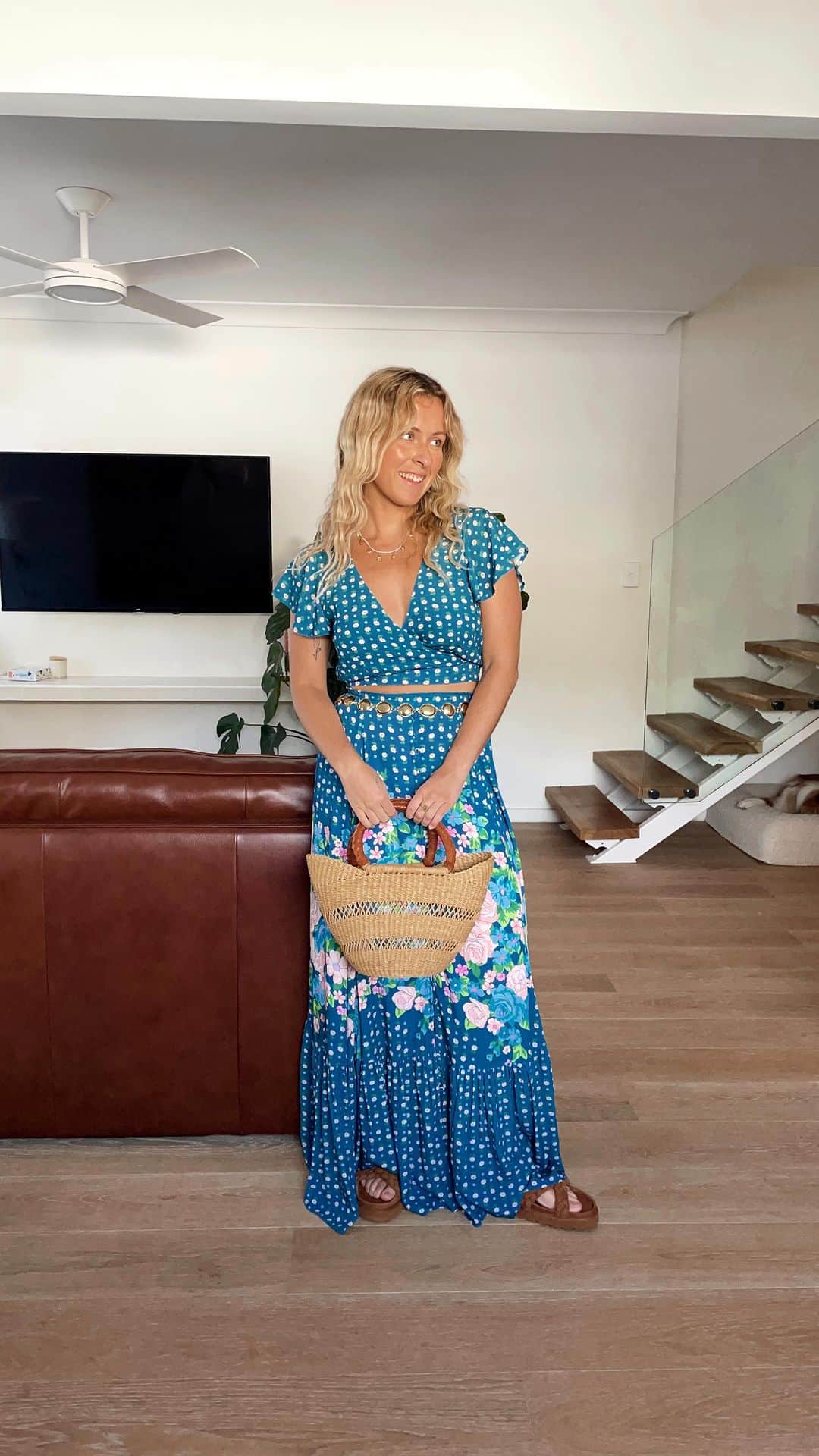 SPELLのインスタグラム：「As sweet as can be 🤍 our girl @evie_hudson styles up our Yellow Rose Crop + Maxi Skirt for a sunset soirée 🧺🌼🌾」