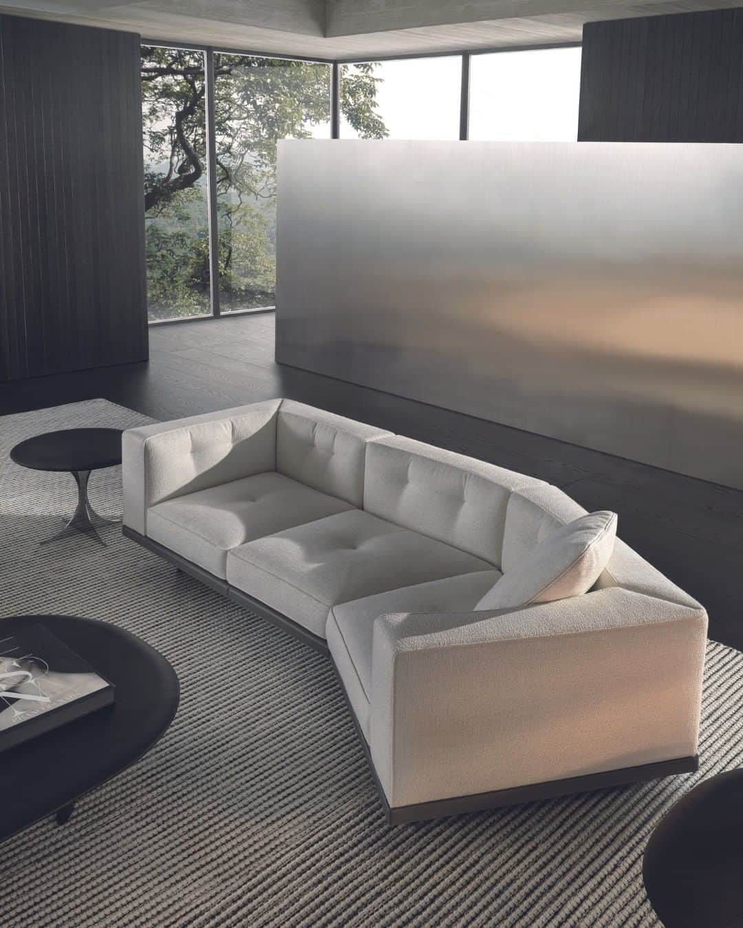 Minotti Londonさんのインスタグラム写真 - (Minotti LondonInstagram)「The rigorous and welcoming modular seating system Dylan is also available in a version with a more compact seat depth. Introducing Dylan Small, a system that combines the sophisticated aesthetics of its cushions with the lightness of a contemporary base raised 13,5 cm from the floor.   The upholstered volumes are reduced in depth, making Dylan Small a perfect fit even in smaller domestic environments or in Hospitality spaces.  @rodolfodordoni design.  Tap the link in our bio to discover the Dylan Small Sofa.  #dylan #minotti #minottilondon #rodolfodordoni #interiordesign #design #madeinitaly #italianfurniture #italianstyle #sofa #luxurysofa #luxuryfurniture」6月21日 15時43分 - minottilondon