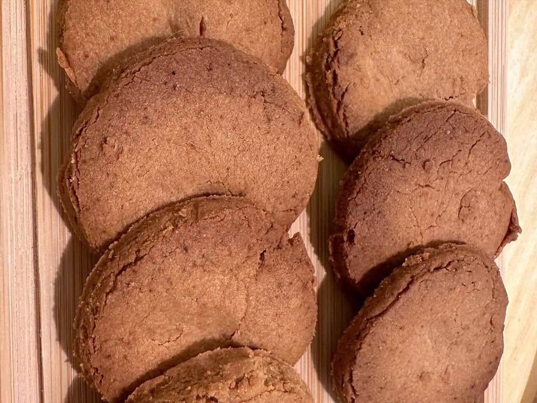 島香織さんのインスタグラム写真 - (島香織Instagram)「低糖質で作ったのに市販のクッキーよりも美味しい🍪 クッキー好きで色々食べてきたけど、最近手作りにハマってます！ 今日はおからパウダーで紅茶味のクッキーをつくりました！ 基本のクッキー生地はおからパウダーとバターを混ぜただけ☺️ 顆粒の紅茶の素で紅茶の味付けをしたんだけど、こちらに天然甘味料が含まれてるのでほんのり甘くて美味しい😍 サクホロ、ホロリ系の口溶けの良い香ばしいクッキーになりました。美味しすぎて唸っています笑笑 小豆の水煮と小豆茶とともにいただきましたよ♪  ＃YouTubeしまこのへや」6月21日 15時51分 - simako405