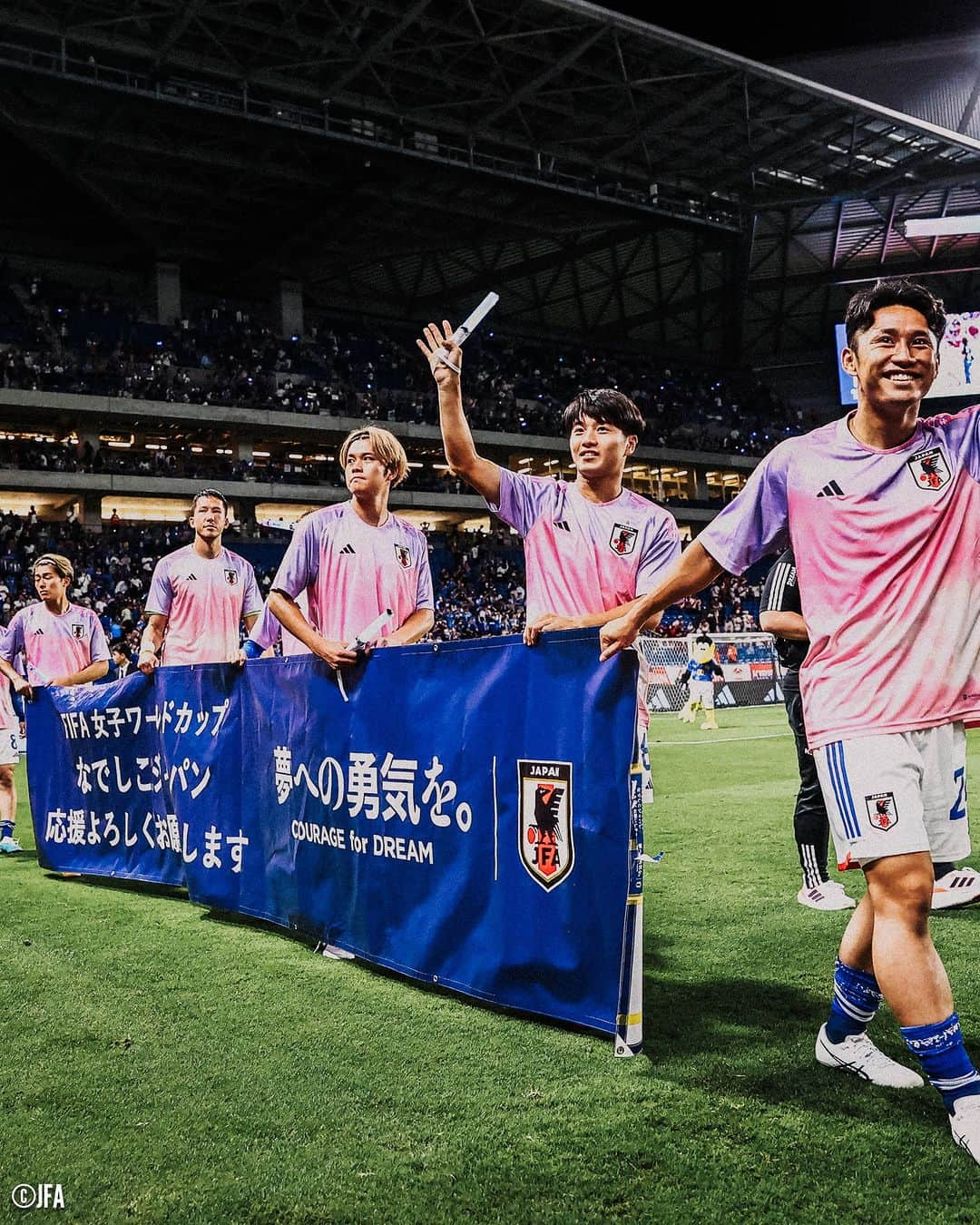 Ｊリーグさんのインスタグラム写真 - (ＪリーグInstagram)「難敵ペルーに快勝💥⚽️  昨日行われた代表親善試合を写真で振り返ります📸  #伊藤洋輝 #伊東純也 #前田大然 #三笘薫 #谷口彰悟 #久保建英 #菅原由勢 #鎌田大地 #中村航輔  #サッカー日本代表 #daihyo #Jリーグ #jleague #サッカー #soccer #football」6月21日 15時54分 - jleaguejp