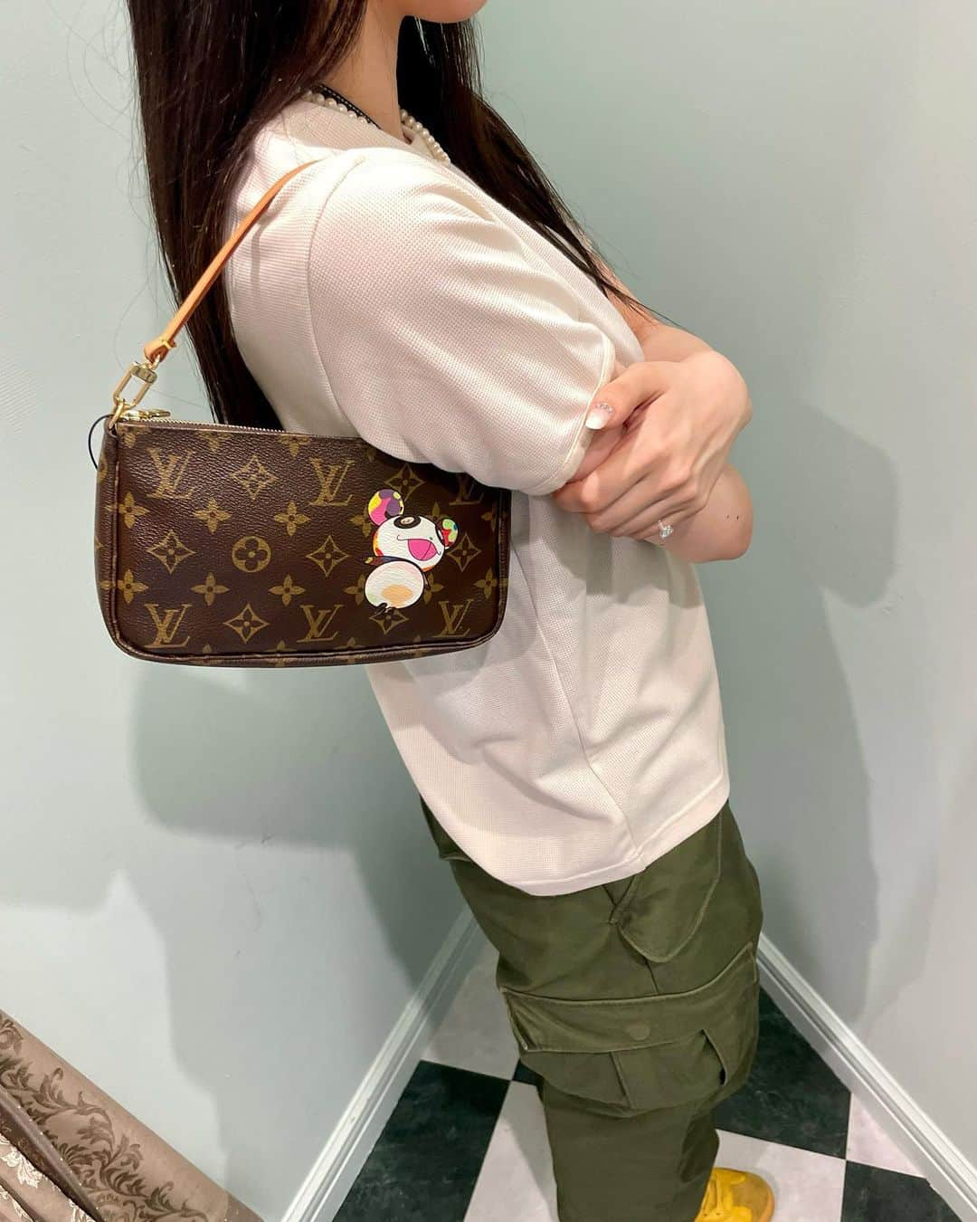 vintage Qooさんのインスタグラム写真 - (vintage QooInstagram)「Girls are crazy about #louisvuittonaccessories 🤩  ▼Customer service English/Chinese/Korean/Japanese *Please feel free to contact us! *商品が見つからない場合にはDMにてお問い合わせください   ▼International shipping via our online store. Link in bio.  #tokyovintageshop #오모테산도 #omotesando #aoyama #表参道 #명품빈티지 #빈티지패션 #도쿄빈티지샵  #ヴィンテージファッション #ヴィンテージショップ #monogram #louisvuitton #louisvuittonbag #louisvuittonvintage #ルイヴィトン #ルイヴィトンバッグ #モノグラム」6月21日 16時00分 - vintageqoo