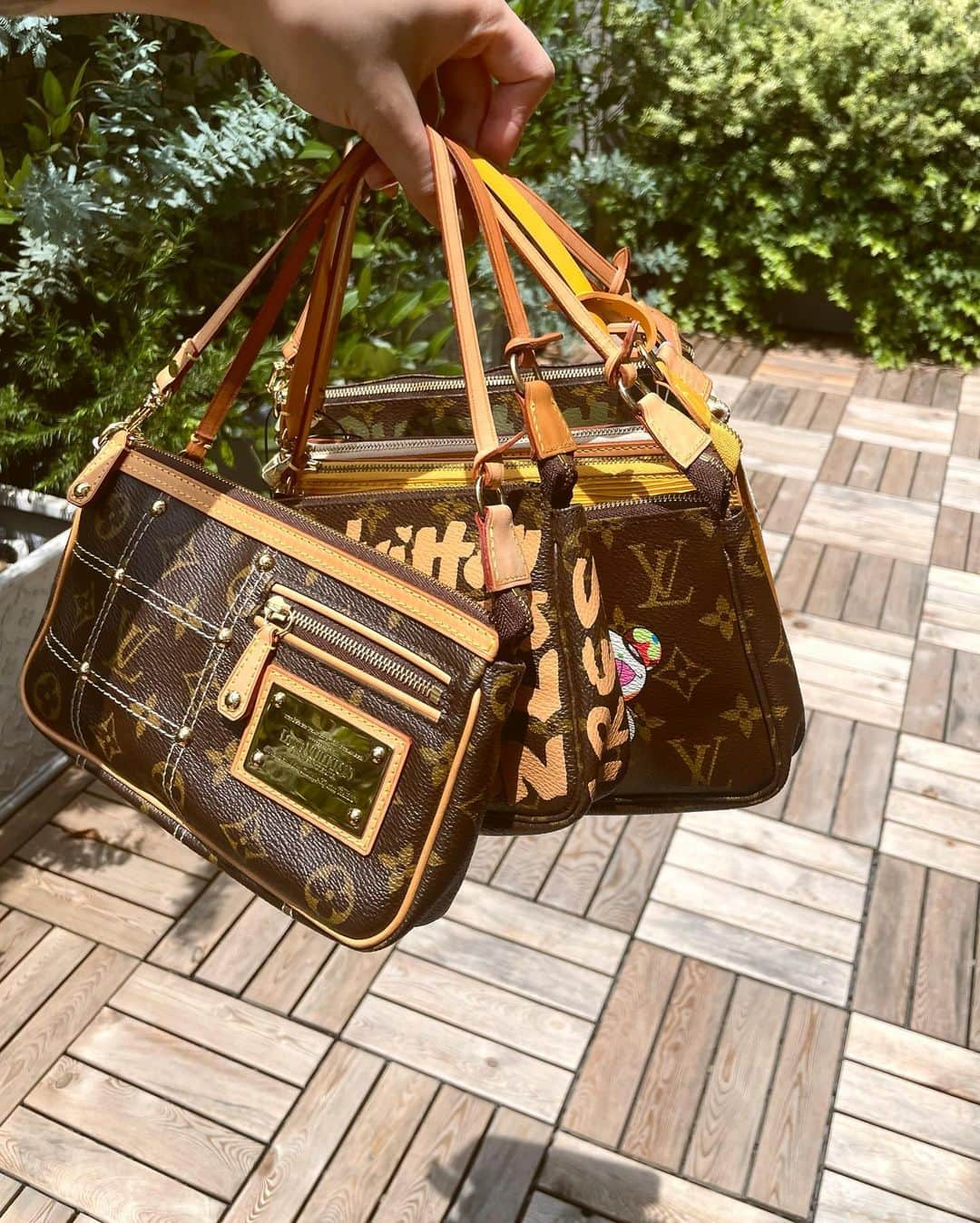 vintage Qooさんのインスタグラム写真 - (vintage QooInstagram)「Girls are crazy about #louisvuittonaccessories 🤩  ▼Customer service English/Chinese/Korean/Japanese *Please feel free to contact us! *商品が見つからない場合にはDMにてお問い合わせください   ▼International shipping via our online store. Link in bio.  #tokyovintageshop #오모테산도 #omotesando #aoyama #表参道 #명품빈티지 #빈티지패션 #도쿄빈티지샵  #ヴィンテージファッション #ヴィンテージショップ #monogram #louisvuitton #louisvuittonbag #louisvuittonvintage #ルイヴィトン #ルイヴィトンバッグ #モノグラム」6月21日 16時00分 - vintageqoo