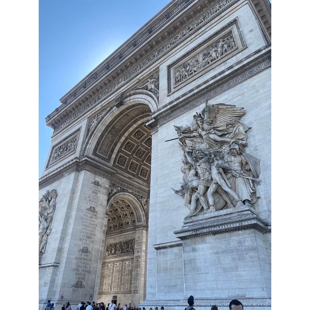 稲沢朋子さんのインスタグラム写真 - (稲沢朋子Instagram)「モーニング🥐&☕️ 食べ比べをして歩くのも楽しい😋  凱旋門へ  #Paris #emilyinparis #巡り #🇫🇷 #アイテムタップしてね」6月21日 16時01分 - ina_tomo