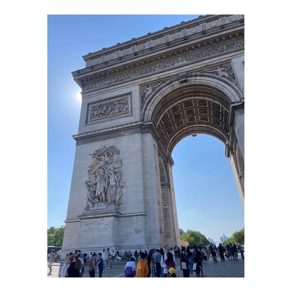 稲沢朋子さんのインスタグラム写真 - (稲沢朋子Instagram)「モーニング🥐&☕️ 食べ比べをして歩くのも楽しい😋  凱旋門へ  #Paris #emilyinparis #巡り #🇫🇷 #アイテムタップしてね」6月21日 16時01分 - ina_tomo