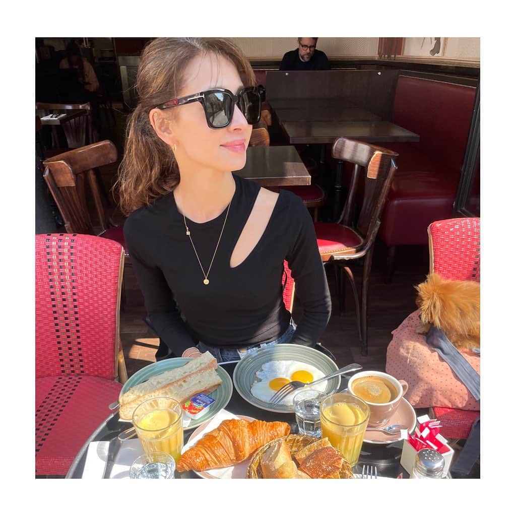稲沢朋子のインスタグラム：「モーニング🥐&☕️ 食べ比べをして歩くのも楽しい😋  凱旋門へ  #Paris #emilyinparis #巡り #🇫🇷 #アイテムタップしてね」