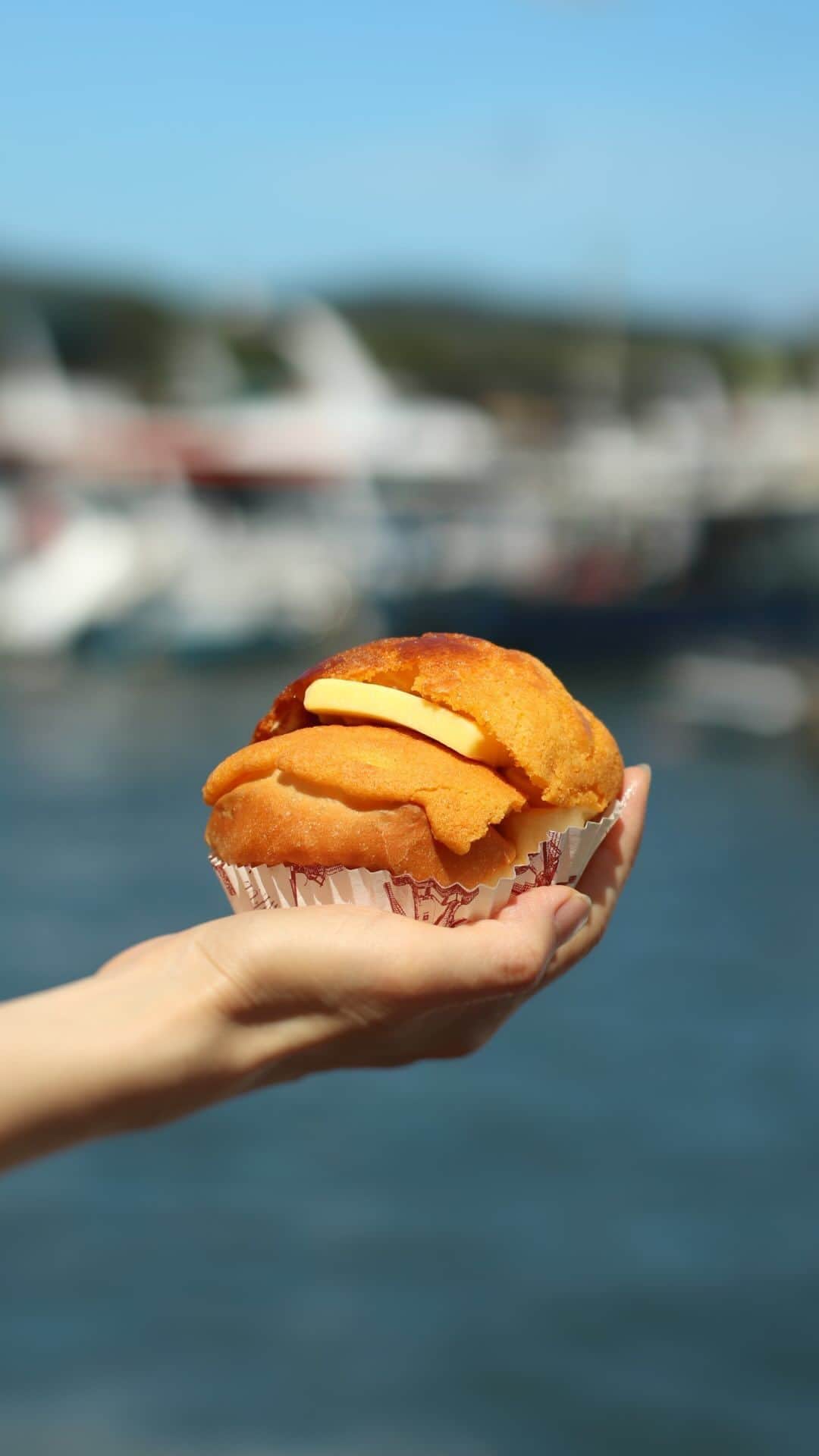 Discover Hong Kongのインスタグラム：「Attention foodies!🍴👀 Tap once to pause⏸️ on the must-try afternoon tea snack during your next visit to Hong Kong. From savouring egg tarts and pineapple buns to devouring fish balls and siu mai, there’s something for you on every corner.🤤 Share your favorite snack with your friends and start planning your next culinary adventure in HK! 🤩  又到三點三 tea time，香港咁多美食點樣揀？🍴👀為咗解決你嘅選擇困難症，我哋嚴選50大特色小食同飲品🧋，只需指尖hold住畫面⏸️，「被選中」嘅下午茶就喺你眼前！🤤立即save低，約埋朋友計劃下個來港「掃街」行程！🤩  #AfternoonTea #HongKongSnacks #HelloHongKong  #DiscoverHongKong  🍰😋🍩😋🍟😋🍢😋🍪😋🥐😋🍦😋🍗😋🧋😋 Hong Kong welcomes you✈️! Now travellers can get ‘Hong Kong Goodies’ 🛍️vouchers including one FREE welcome drink🍸 in the hottest bars! Check out the details here: bit.ly/HelloHKgoodiesEN. Hope to see you all soon! 香港歡迎你✈️！而家遊客仲可以享用「香港有禮🛍️」消費優惠券，去得獎酒吧免費飲返杯🍸🍹！詳情請留意 bit.ly/HelloHKgoodiesTC」