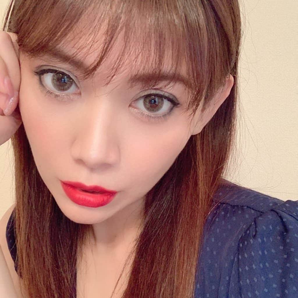 叶ここのインスタグラム：「友達に貰ったトムフォード（@TOMFORD ）のティントリップめっちゃいい！！  いろんなティント使ったけど、食べても飲んでも全然落ちないし、唇への負担が少ない感じがする🥺💓✨  青みに合わせられる赤色は使いやすいし、おすすめ😊💓✨  イメージは天宝占術ローズ🌹  ちなみに、  上唇が厚い人は尽くし方 下唇が厚い人は愛され上手  って言われたりするから、  愛されたい💓って人は下唇を上唇よりも大きく見えるようにメイクすると良いよ💓 （極端に大きくしすぎないのはポイント！いつも欲しがっちゃう子になっちゃう）  厚みのバランスが良いと愛し愛され唇💋  @naa_tsu0827   #メイク  #makeup  #tomford  #リップ  #リップメイク  #ティントリップ」