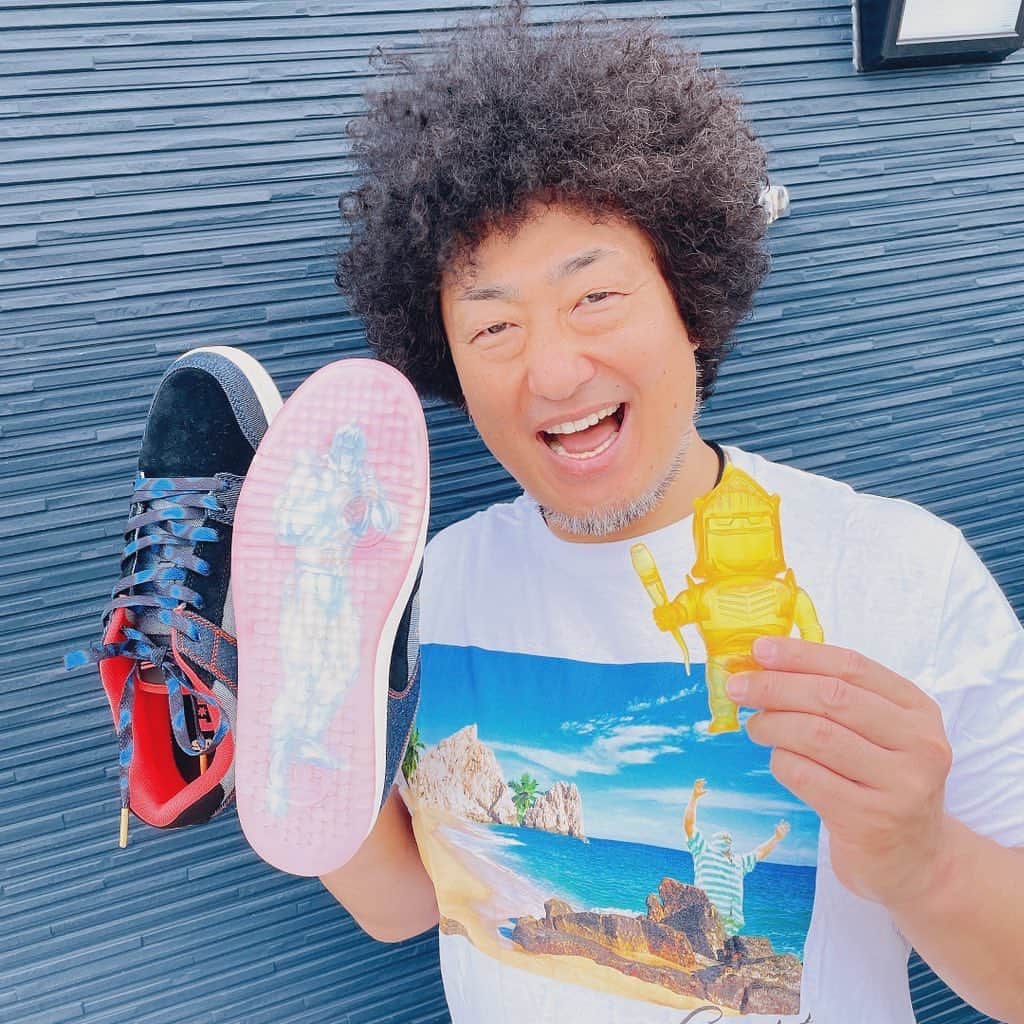 モハメド・ヨネのインスタグラム：「#キン肉マン　#DC #atmos #convict の スペシャルコラボレーションスニーカーがatmosのホームページで抽選受付中！ ↓ https://www.atmos-tokyo.com/lp/dc-kin-niku-man-lp  スグル、ロビン、ラーメンマンを イメージしたカラーリングで  CONVICTのソフビと描き下ろしBOXが セットになった特別仕様  是非ゲットしてヨネ〜  #noah_ghc」