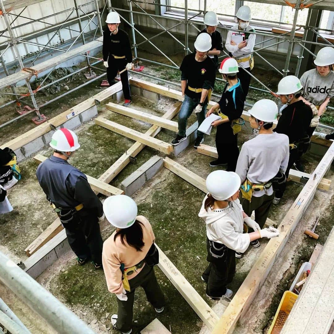 日本工学院さんのインスタグラム写真 - (日本工学院Instagram)「建築学科・建築設計科で行われている建築体験実習の様子です💁‍ . 自分たちの力で１から建物を作り上げていきます✨ . 完成が楽しみです❗ . . 「#日本工学院」をチェック！！ 学生が投稿したリアルな日常風景を見ることができますよ！ . . #nihonkogakuin #専門学校 #日本工学院八王子専門学校 #日本工学院専門学校 #教職員投稿写真 #建築学科 #建築設計科 #若きつくりびと #建築学生 #建築士 #建築家  #建築 #建築デザイン #住宅 #建築設計 #建設業 #一級建築士 #住宅設計 #デザイン #デザインが好き」6月21日 16時10分 - nihonkogakuin