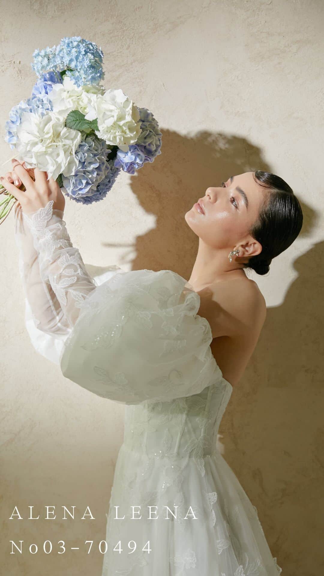 Authentique Authentiqueのインスタグラム：「. ALENA LEENA collection  "Step into a floral wonderland with the iris gown "  Dress:03-70494 "IRIS" @alenaleenabridal  SHOP:GINZA  #authentique  #authentique_dress  #alenaleenabridal  #alenaleena  #オーセンティック銀座  #weddingdress」