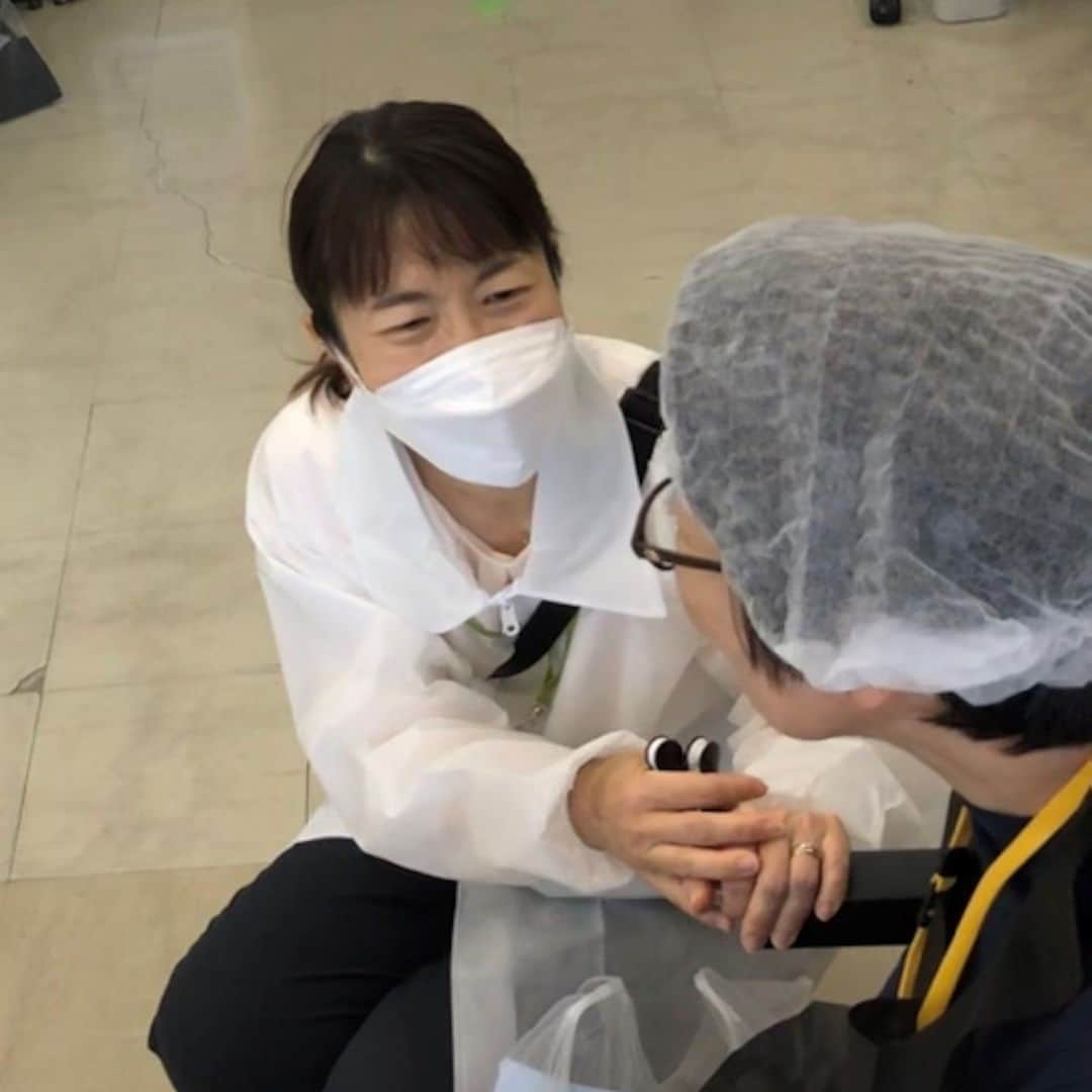 資生堂 Shiseido Group Shiseido Group Official Instagramさんのインスタグラム写真 - (資生堂 Shiseido Group Shiseido Group Official InstagramInstagram)「Shiseido participates in Hirosaki University COI-NEXT as part of its research on elucidation of relationship between skin, body, and mind.   In this year’s Iwaki Health Promotion Project* ended on June 12, our researchers measured the skin of around 1,000 residents deeply.   We will use the obtained data to find new relationships between the skin, body, and mind and develop products and services.   Shiseido Personal Beauty Partners from our Hokkaido and Tohoku area also took part in the post-checkup skincare support, delivering happiness to many people.  https://corp.shiseido.com/en/rd/development/diagnosis.html  * Iwaki Health Promotion Project:  A large-scale joint health survey that accumulates data on about 3,000 health-related items, which Hirosaki University has been conducting continuously since 2005.    資生堂は、「肌・身体・こころ」のつながりの解明に関する研究の一環として、弘前大学COI-NEXTに参画しています。  6月12日まで実施された岩木健康増進プロジェクト健診※では、研究員が住民約1,000名の肌を測定しました。  得られたデータから「肌・身体・こころ」の新たなつながりを見出し、商品やサービスの開発に活かします。北海道・東北エリアの美容部員も健診後のスキンケアサポートで参加し、多くの方に笑顔を届けました。  ▼弘前大学との共同研究についてはこちら https://corp.shiseido.com/jp/rd/development/diagnosis.html  ※岩木健康増進プロジェクト健診とは、弘前大学が2005年から継続実施している約3,000項目の超多項目健康ビッグデータを蓄積する大規模合同健康調査です。  #健康推進 #弘前大学 ＃資生堂 　#health #wellness #beauty #shiseido」6月21日 16時21分 - shiseido_corp