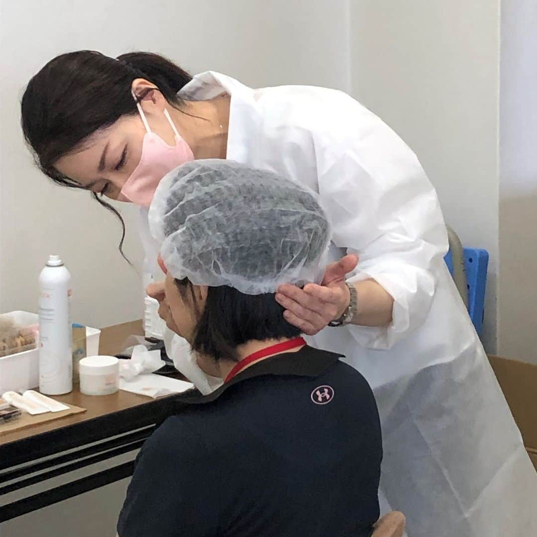 資生堂 Shiseido Group Shiseido Group Official Instagramさんのインスタグラム写真 - (資生堂 Shiseido Group Shiseido Group Official InstagramInstagram)「Shiseido participates in Hirosaki University COI-NEXT as part of its research on elucidation of relationship between skin, body, and mind.   In this year’s Iwaki Health Promotion Project* ended on June 12, our researchers measured the skin of around 1,000 residents deeply.   We will use the obtained data to find new relationships between the skin, body, and mind and develop products and services.   Shiseido Personal Beauty Partners from our Hokkaido and Tohoku area also took part in the post-checkup skincare support, delivering happiness to many people.  https://corp.shiseido.com/en/rd/development/diagnosis.html  * Iwaki Health Promotion Project:  A large-scale joint health survey that accumulates data on about 3,000 health-related items, which Hirosaki University has been conducting continuously since 2005.    資生堂は、「肌・身体・こころ」のつながりの解明に関する研究の一環として、弘前大学COI-NEXTに参画しています。  6月12日まで実施された岩木健康増進プロジェクト健診※では、研究員が住民約1,000名の肌を測定しました。  得られたデータから「肌・身体・こころ」の新たなつながりを見出し、商品やサービスの開発に活かします。北海道・東北エリアの美容部員も健診後のスキンケアサポートで参加し、多くの方に笑顔を届けました。  ▼弘前大学との共同研究についてはこちら https://corp.shiseido.com/jp/rd/development/diagnosis.html  ※岩木健康増進プロジェクト健診とは、弘前大学が2005年から継続実施している約3,000項目の超多項目健康ビッグデータを蓄積する大規模合同健康調査です。  #健康推進 #弘前大学 ＃資生堂 　#health #wellness #beauty #shiseido」6月21日 16時21分 - shiseido_corp